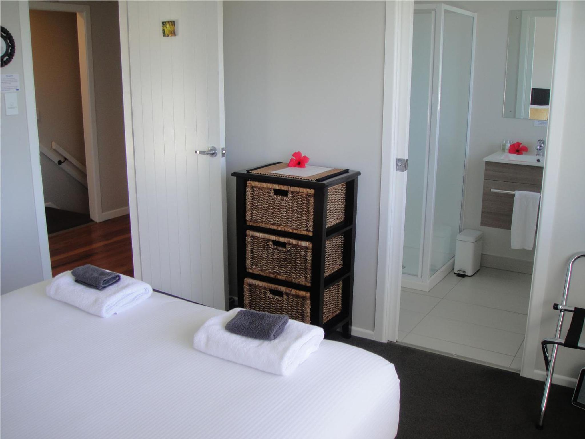 Deluxe Double Room with Shower - Photo 3
