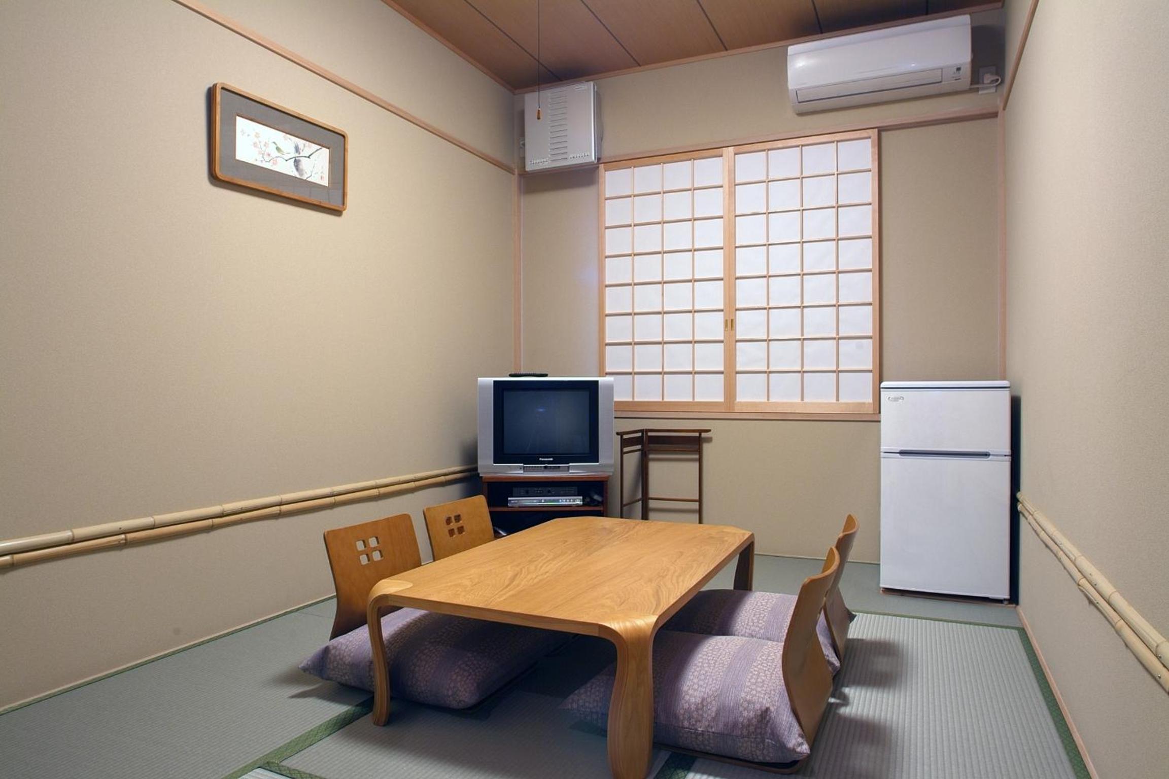 Japanese-Style Twin Room - Smoking photo 2