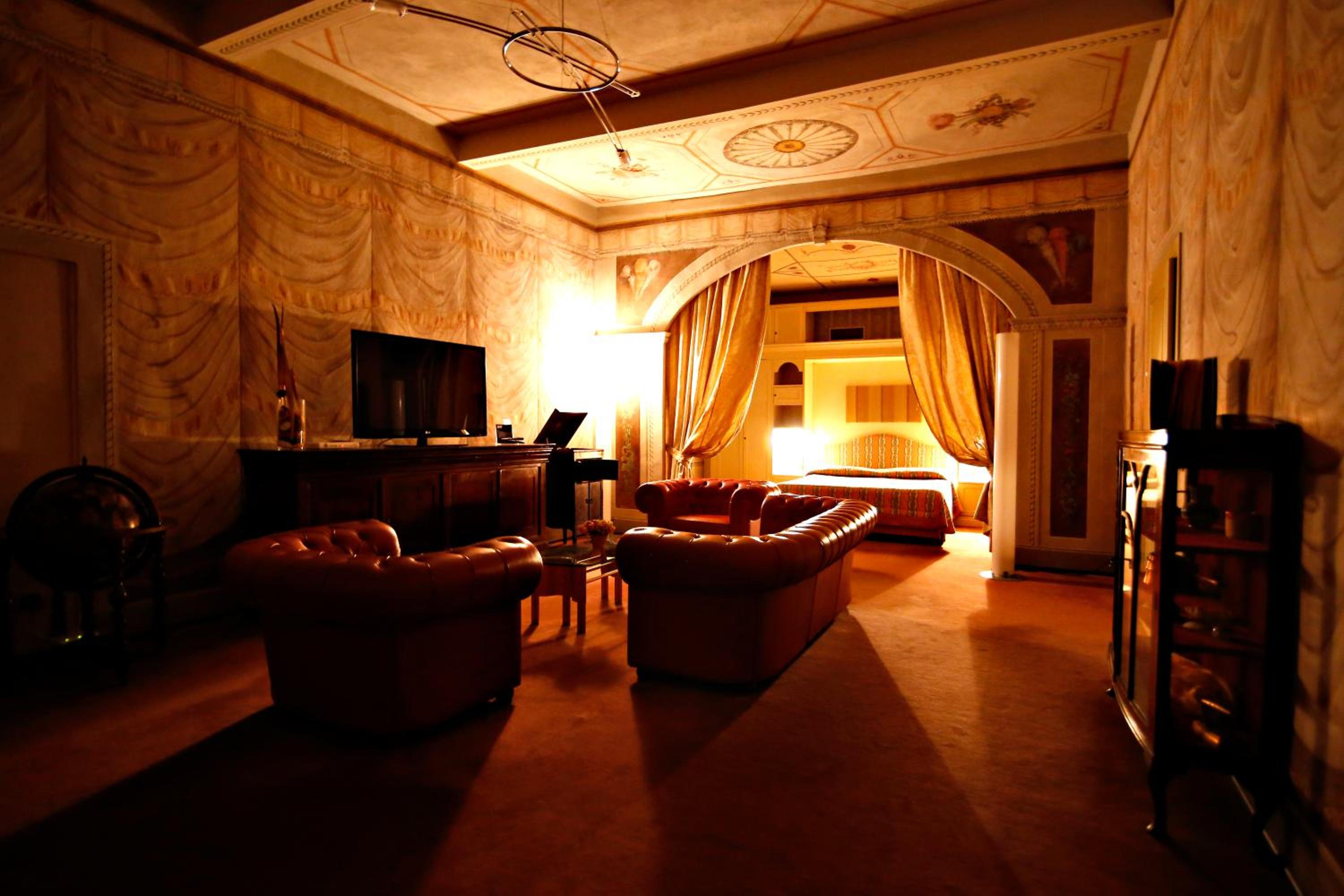 Suite (2 Adults) - Photo 1