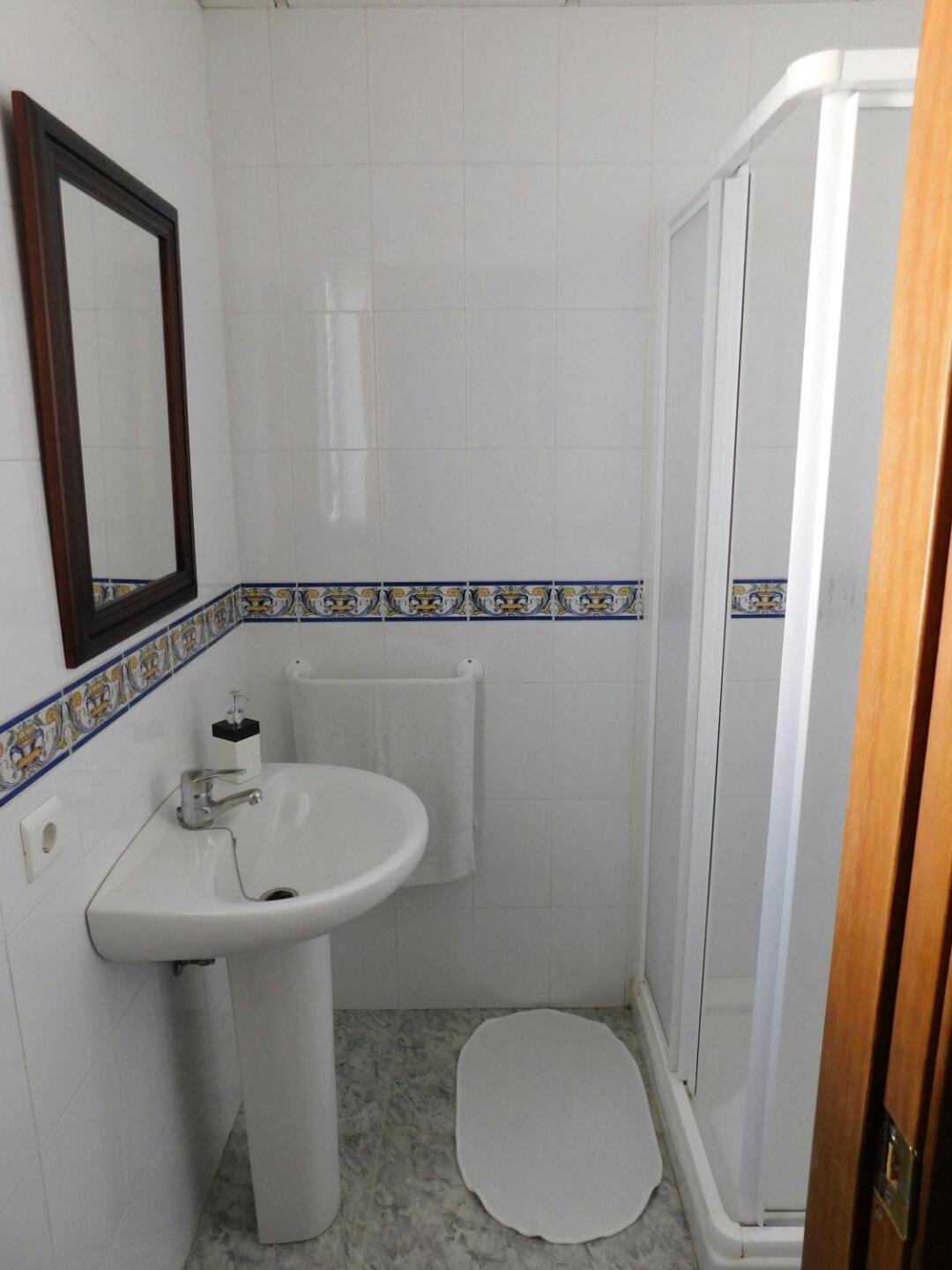 Twin Room - Photo 6