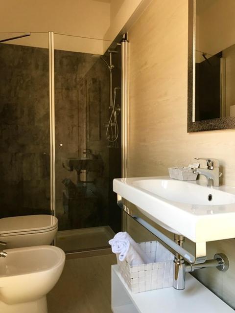 Standard Double or Twin Room - Photo 6