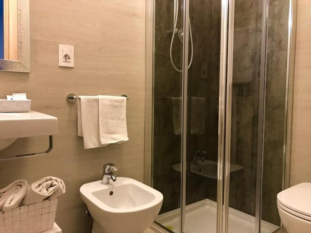 Standard Double or Twin Room - Photo 4