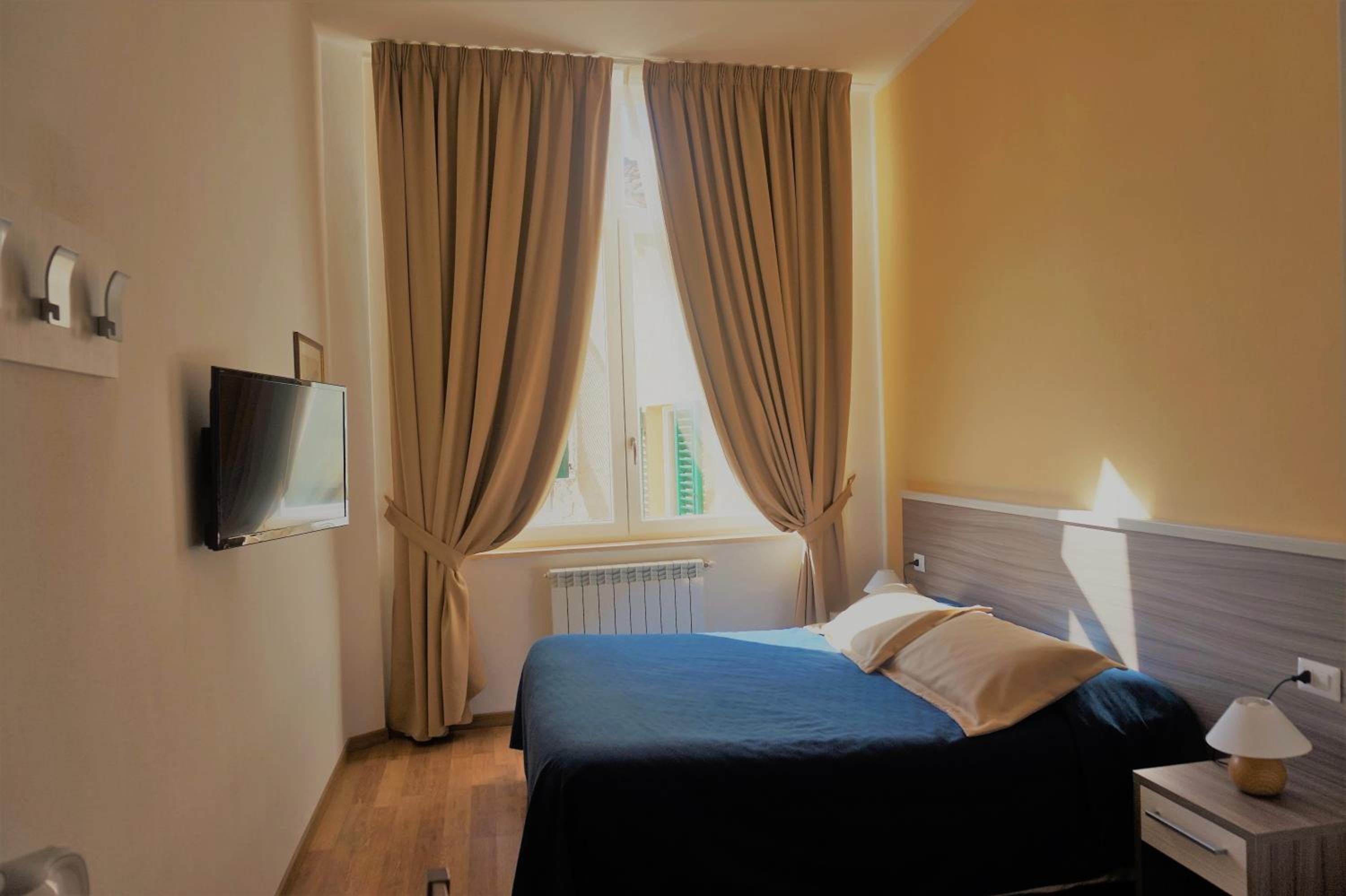 Double Room - Photo 16
