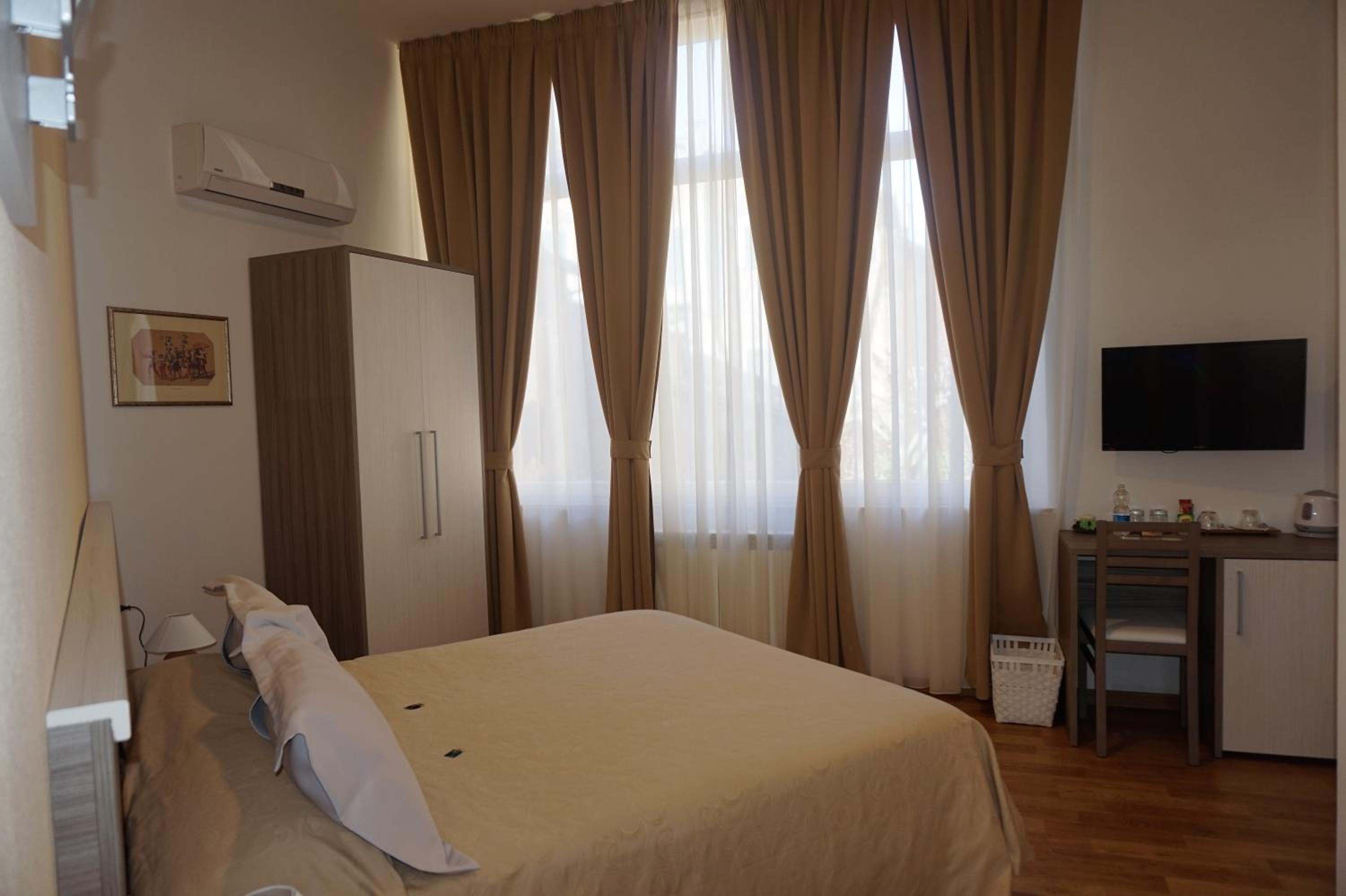 Budget Double or Twin Room with Garden View - Photo 12