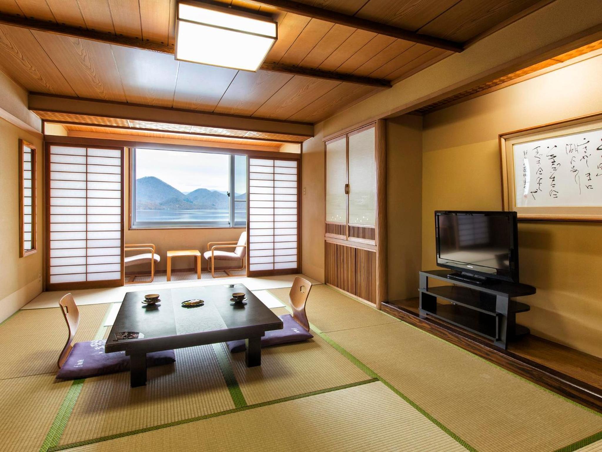 Japanese-Style Room with Lake View(Buffet Dinner & Breakfast Included) - Photo 1
