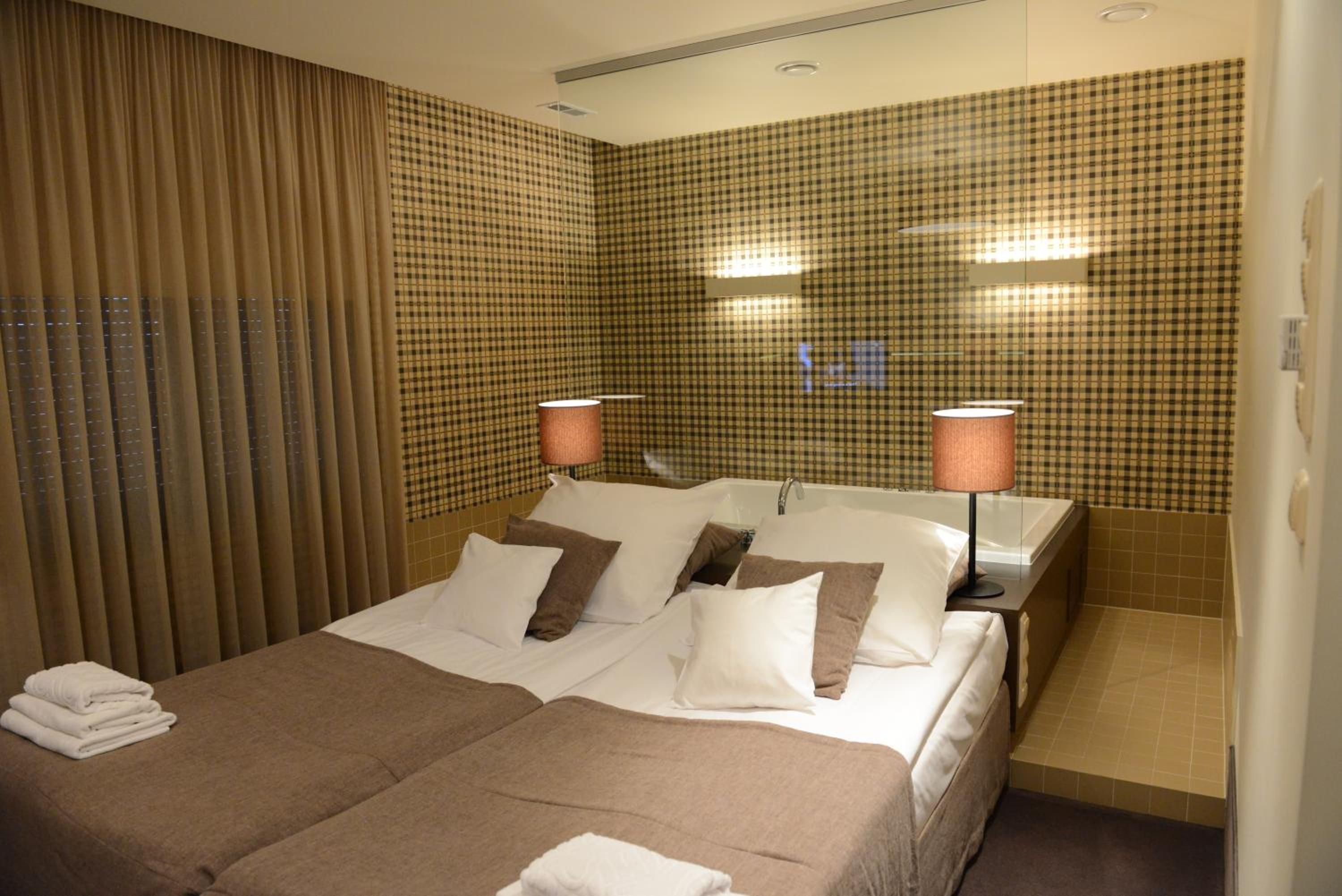 Double Room with Spa Bath photo 1