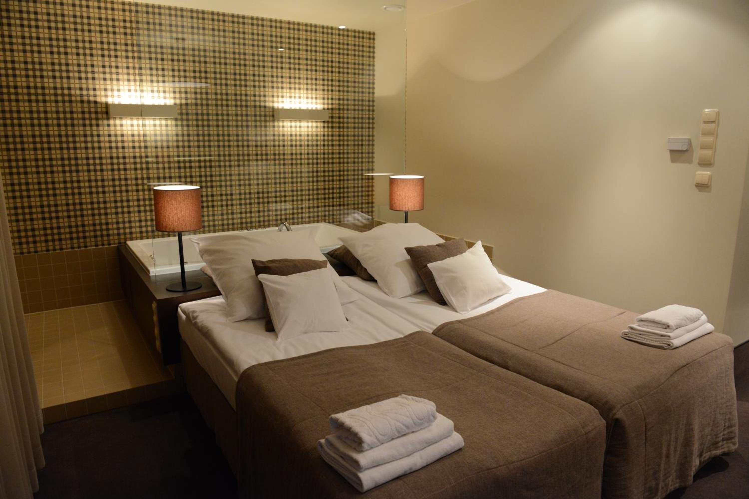 Double Room with Spa Bath photo 2
