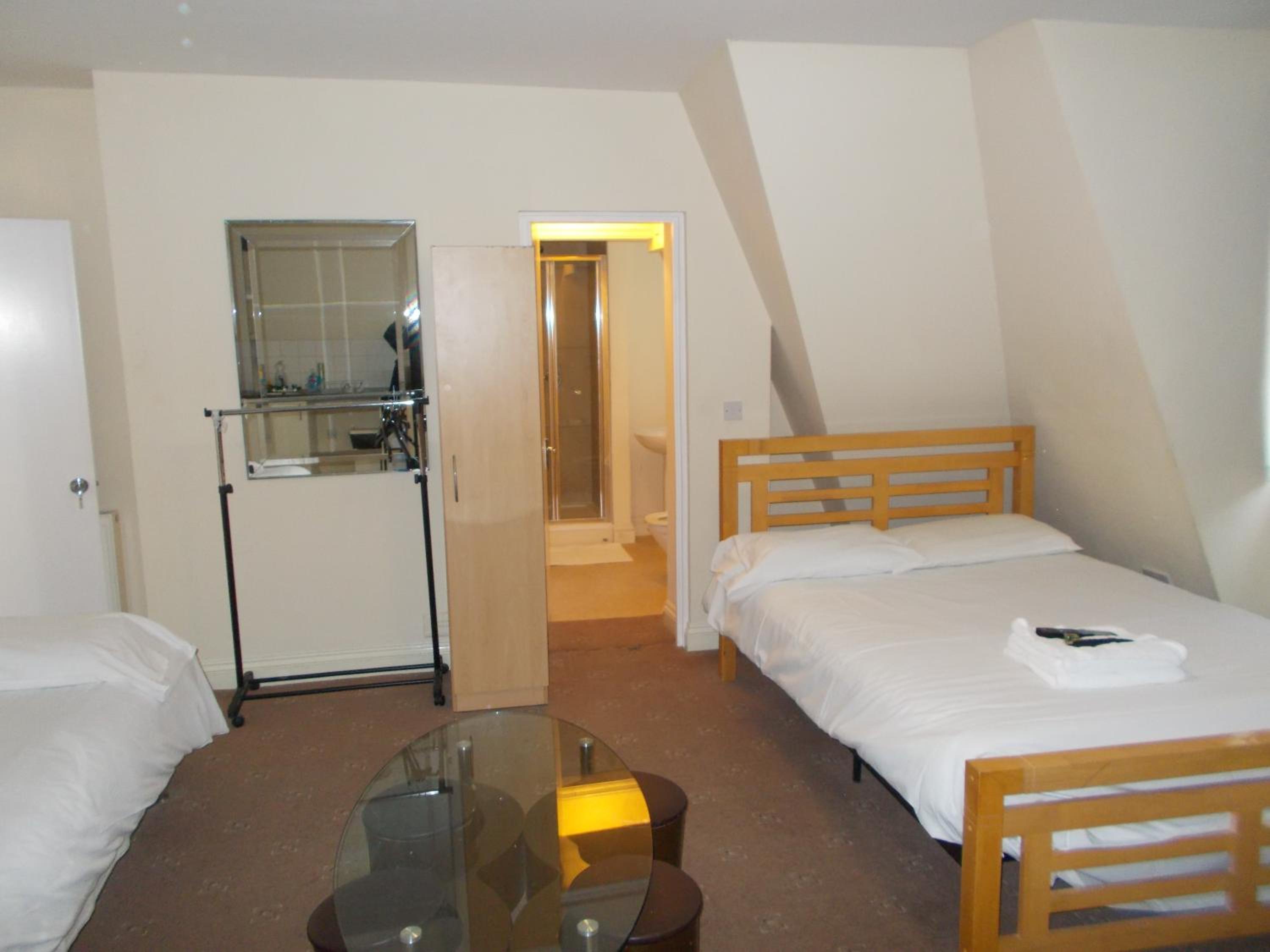 Twin Room with Private Bathroom photo 2