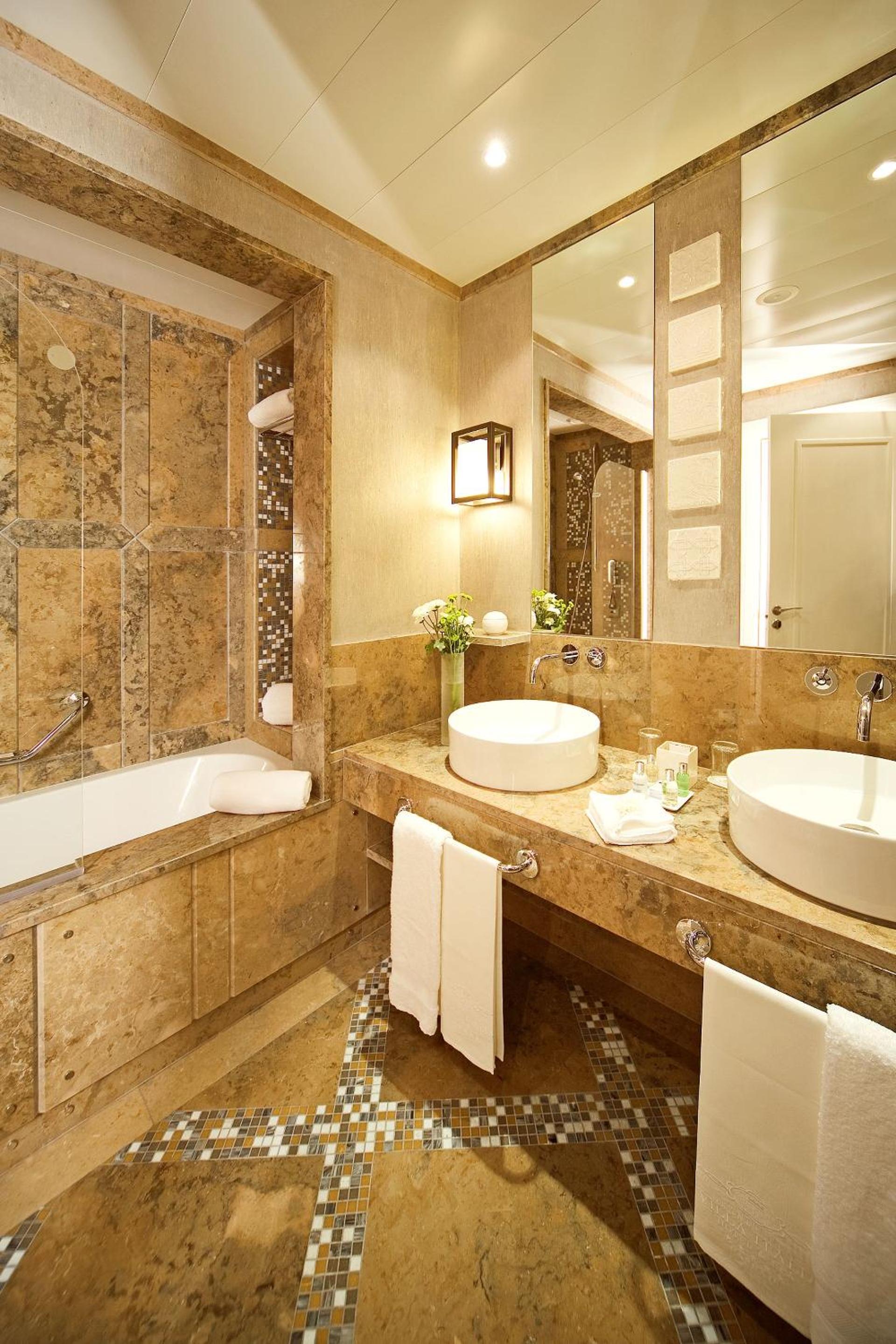 Deluxe Room - Photo 5