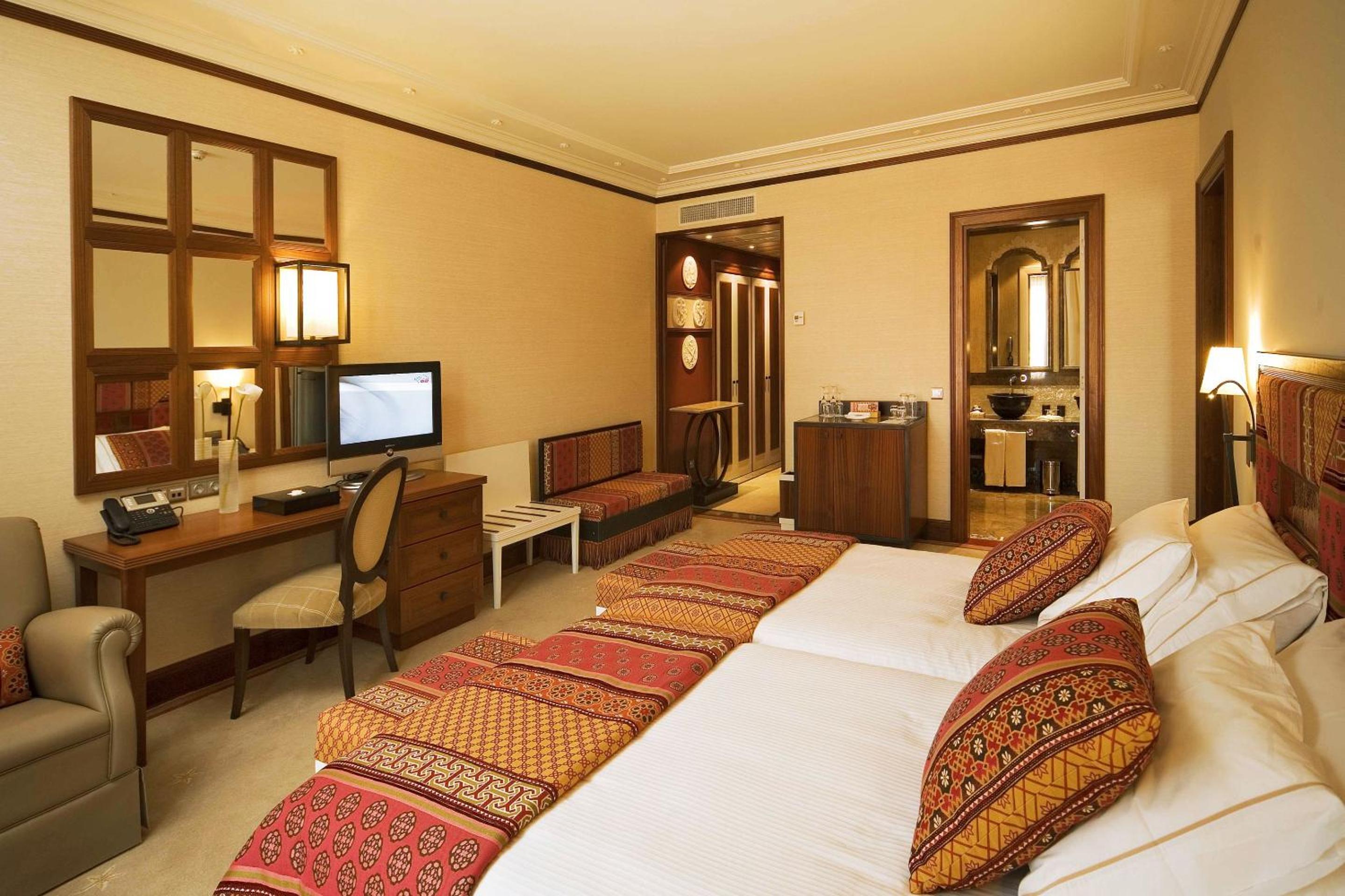 Suite - Photo 1