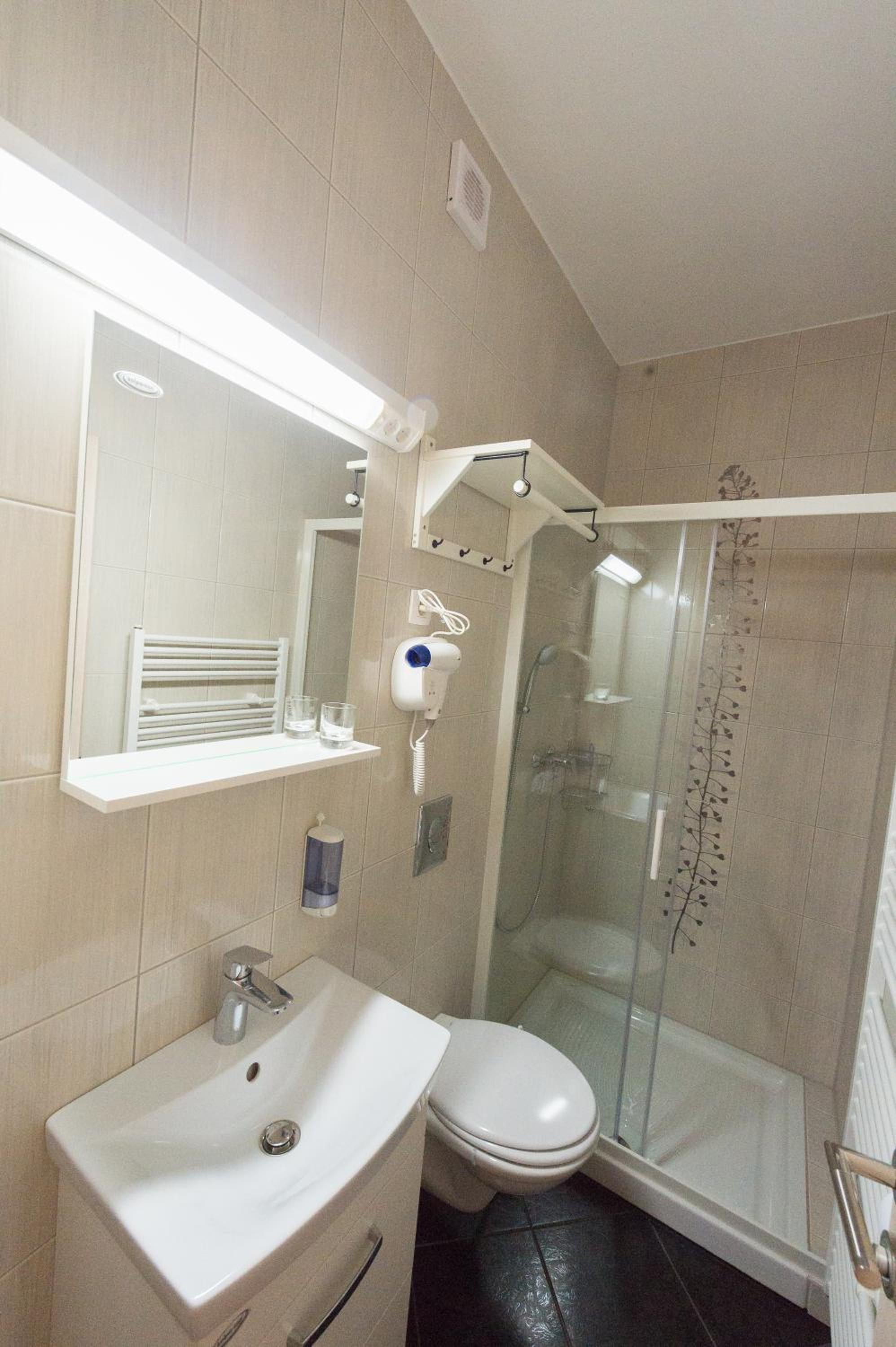 Deluxe Double or Twin Room with City View - Photo 3