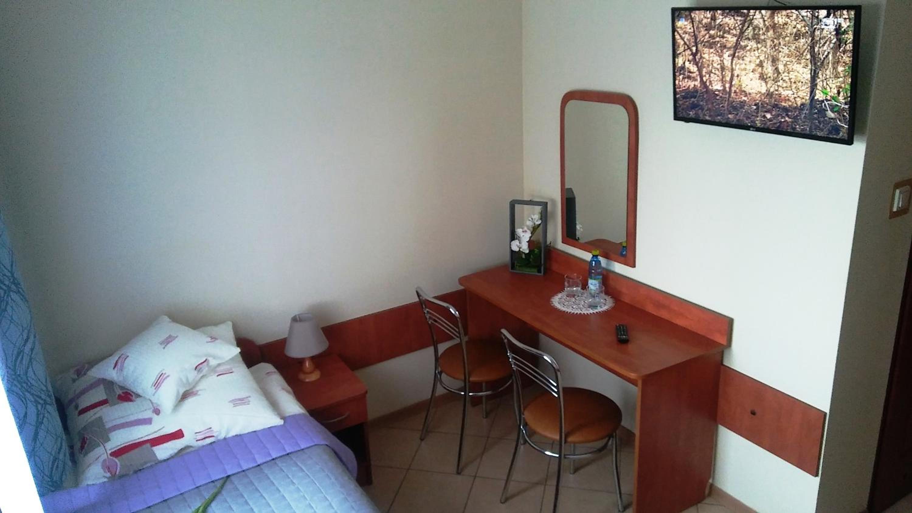 Double or Twin Room - Photo 8