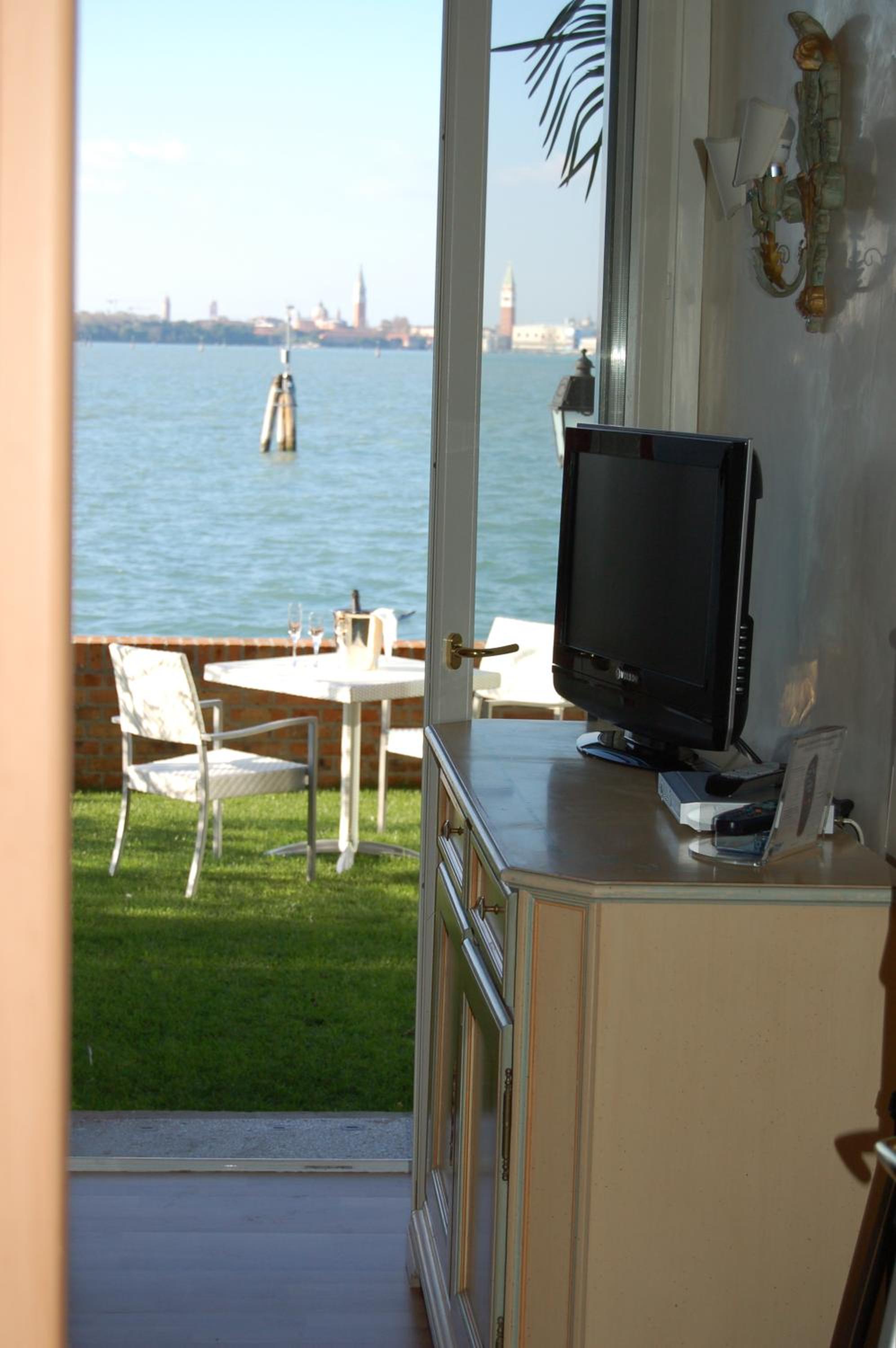 Suite with Private Garden Lagoon View - Photo 9