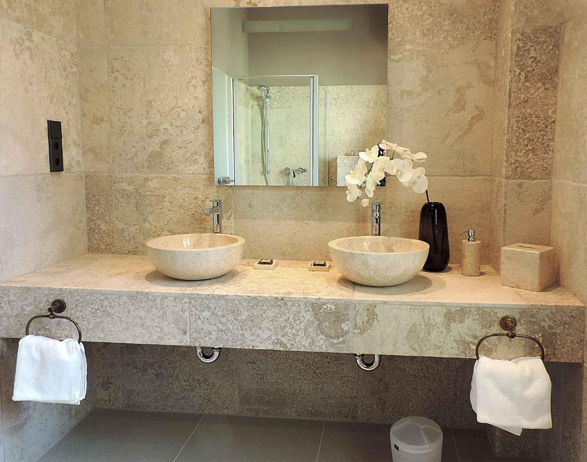 Deluxe Double Room with Shower - Photo 2