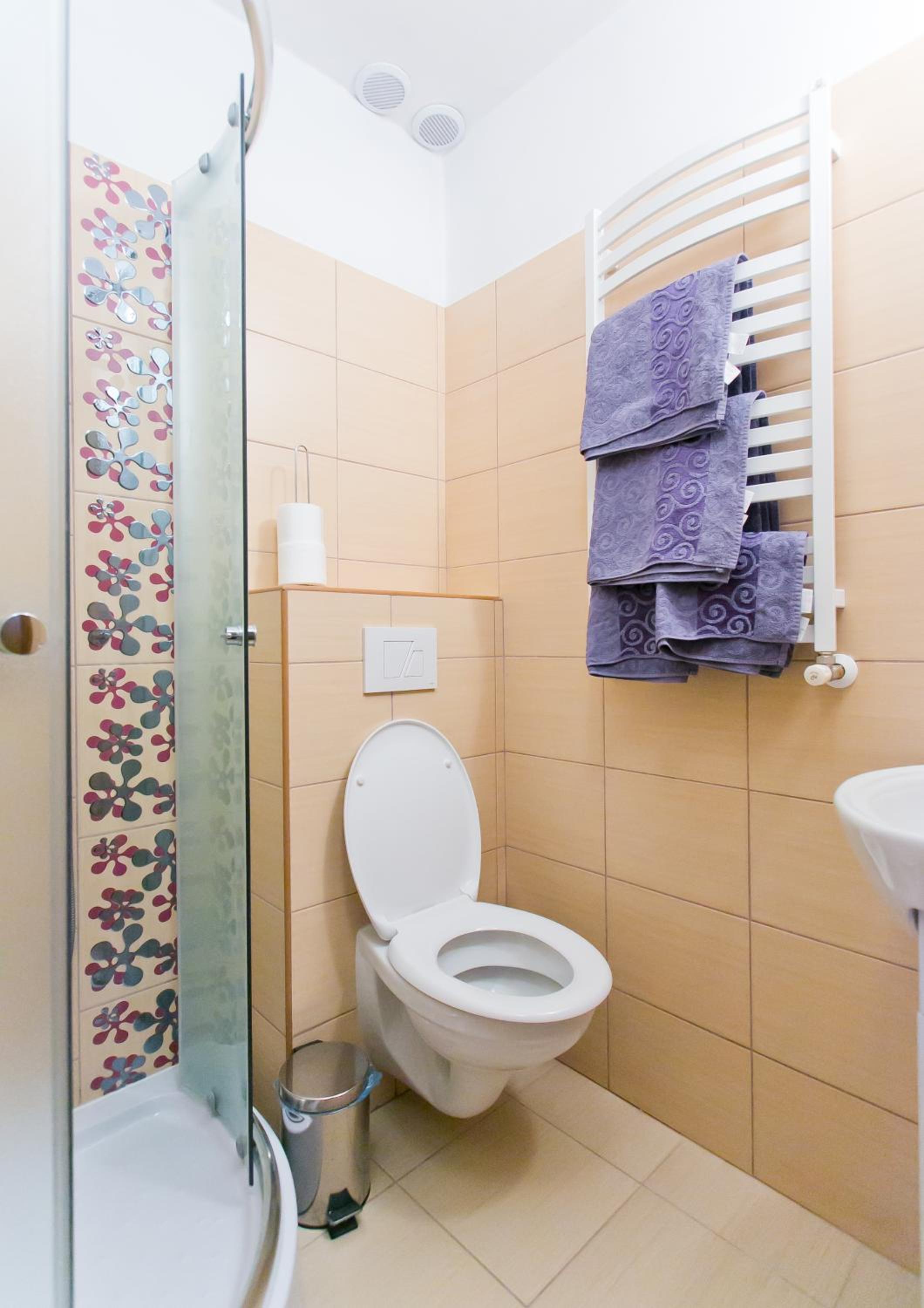 Twin Room with Balcony 1 - Photo 2