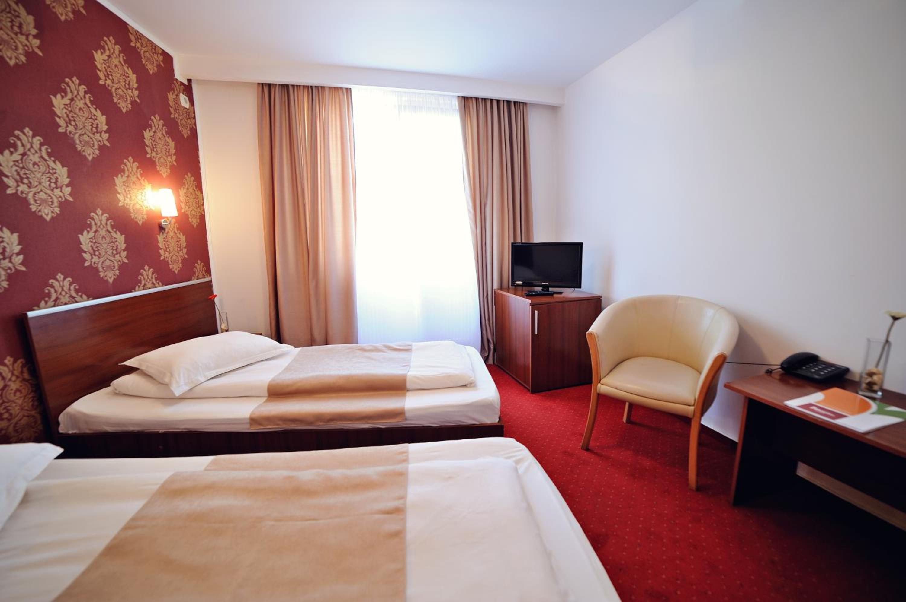 Twin Room - Photo 3