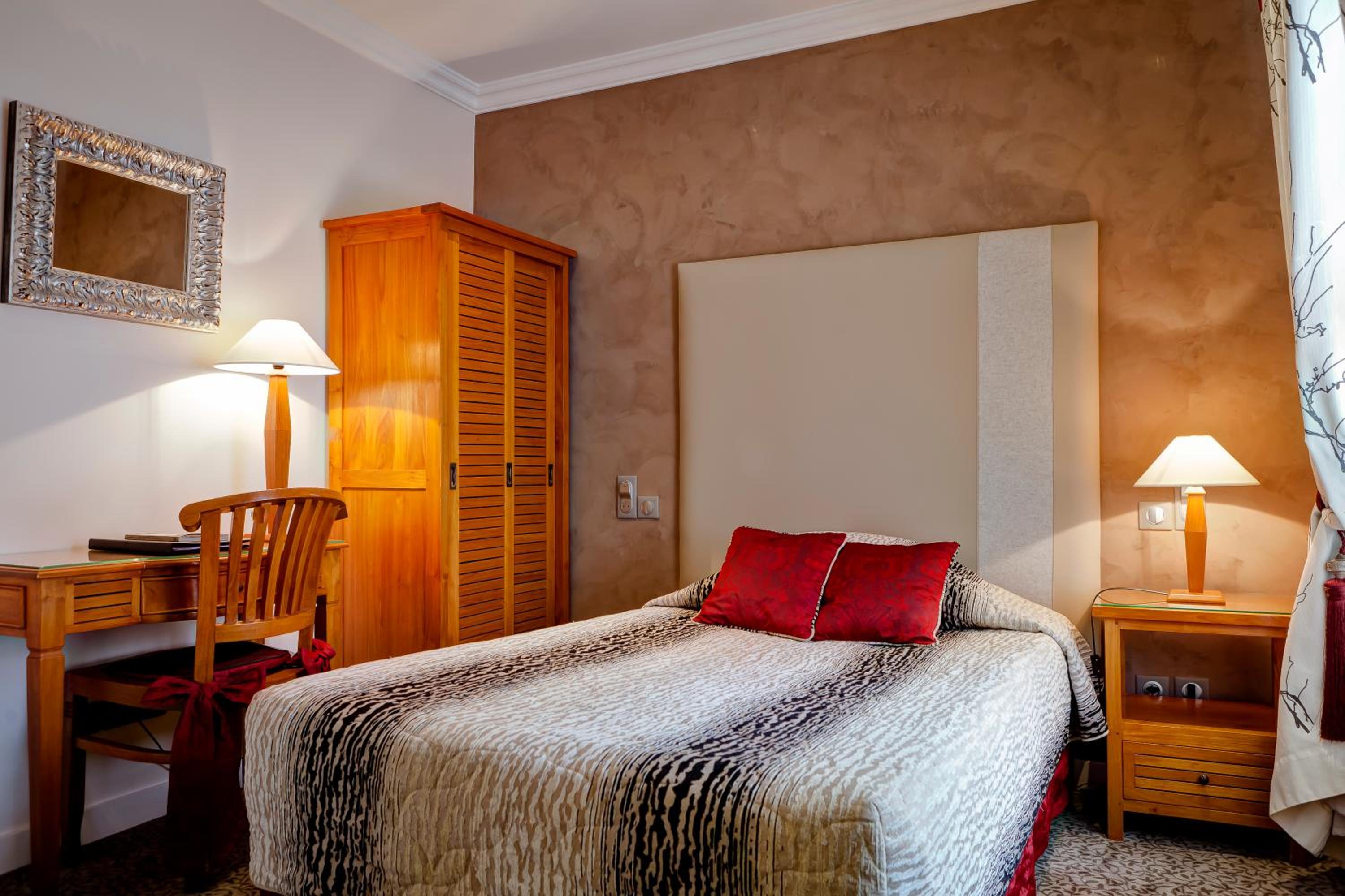Single Room with Shower - Photo 4
