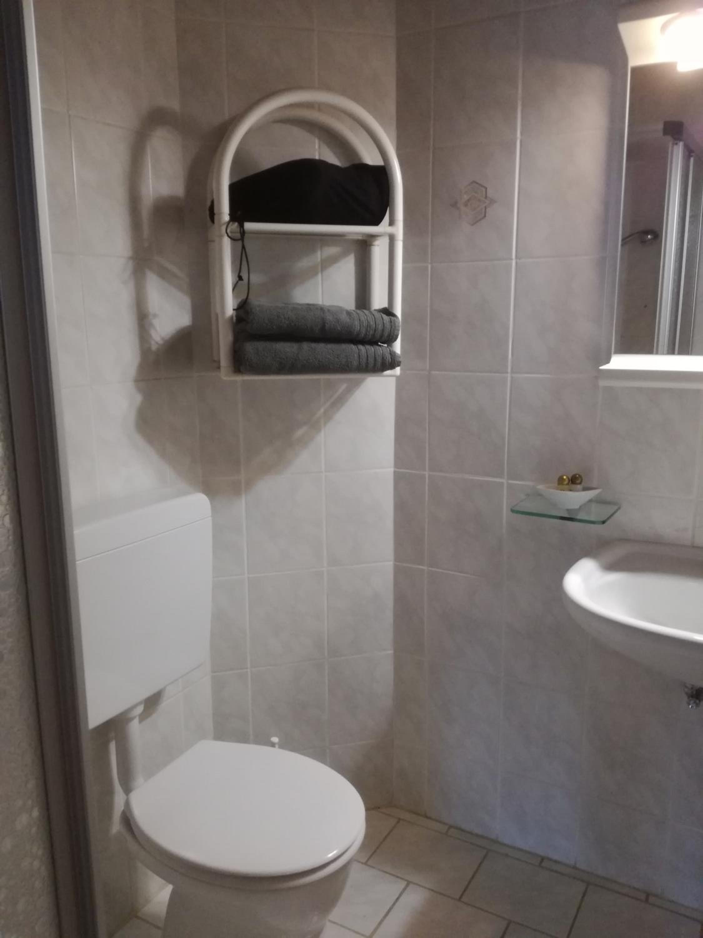 Standard Double Room - Photo 8