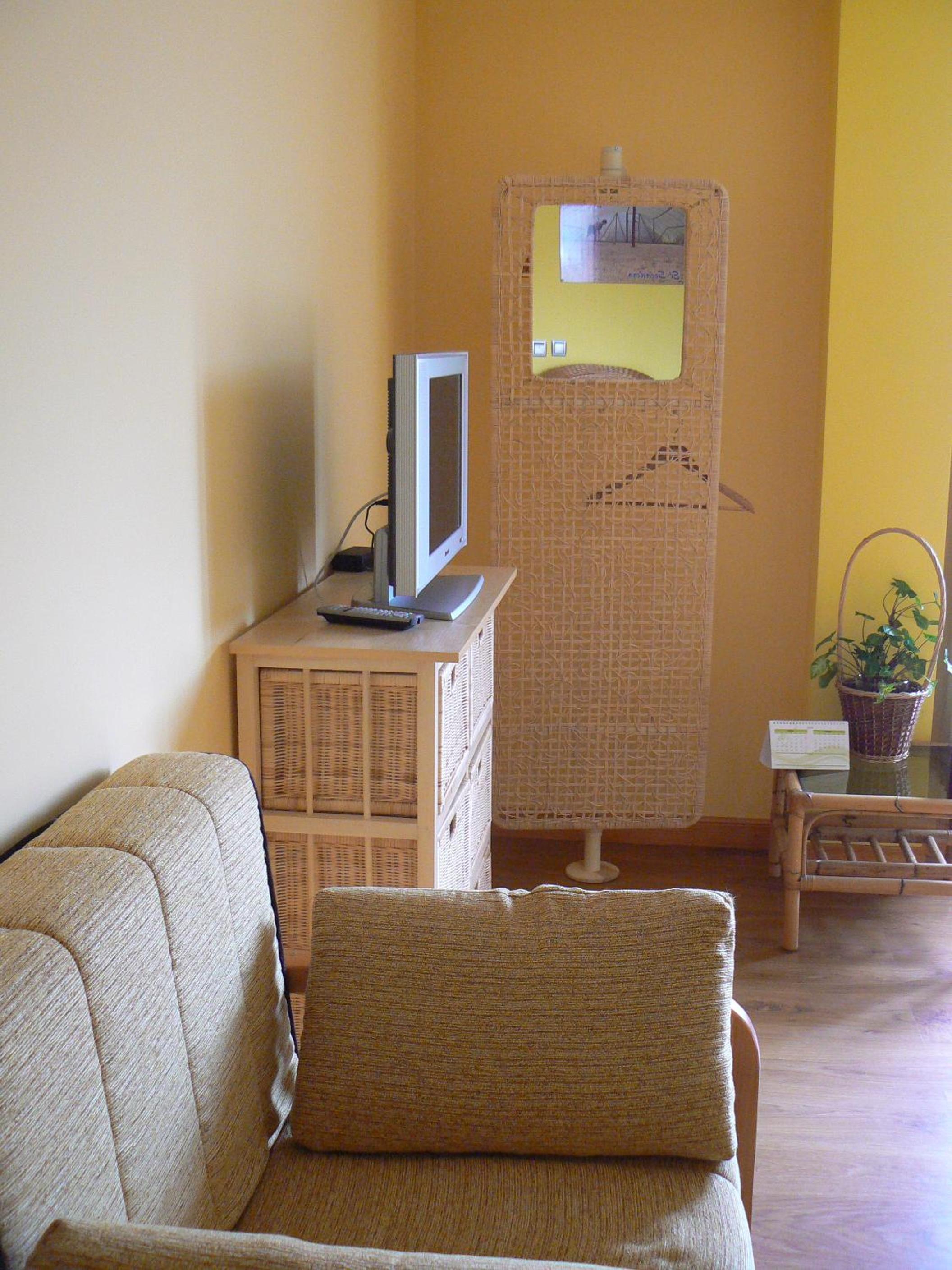 Quadruple Room with Private Bathroom - Photo 13