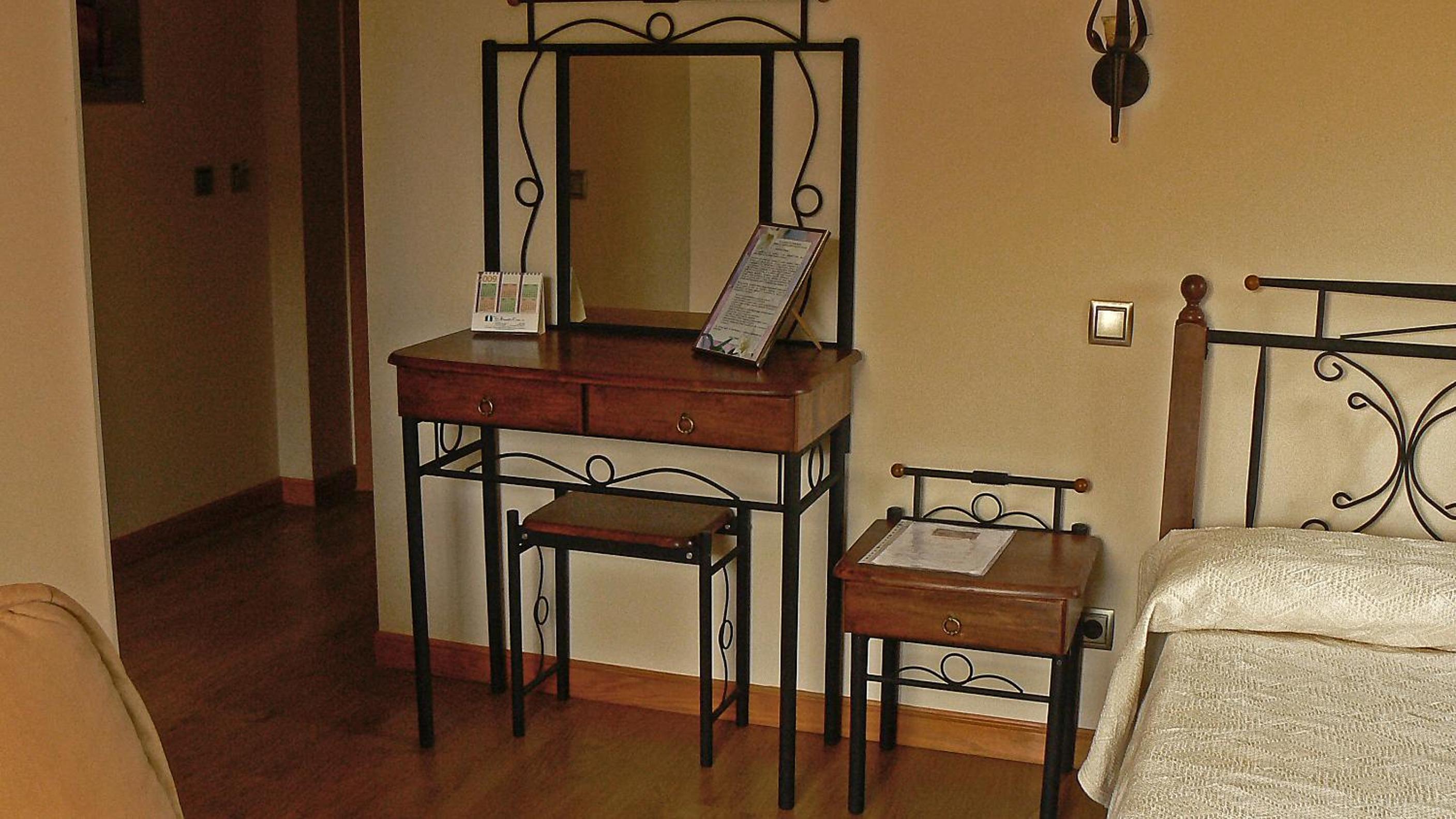 Standard Twin Room with Sofa - Photo 14