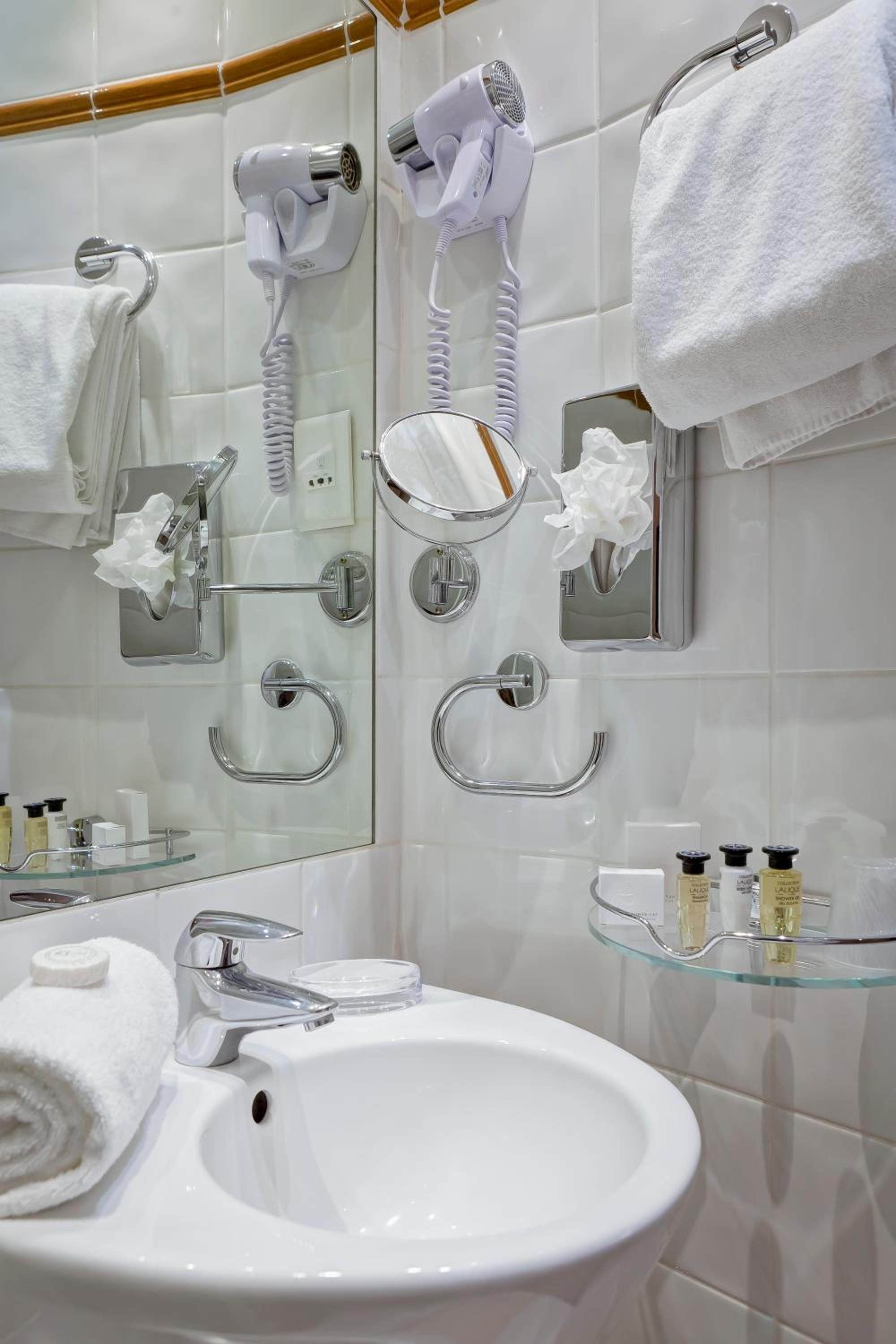 Single Room with Shower - Photo 2