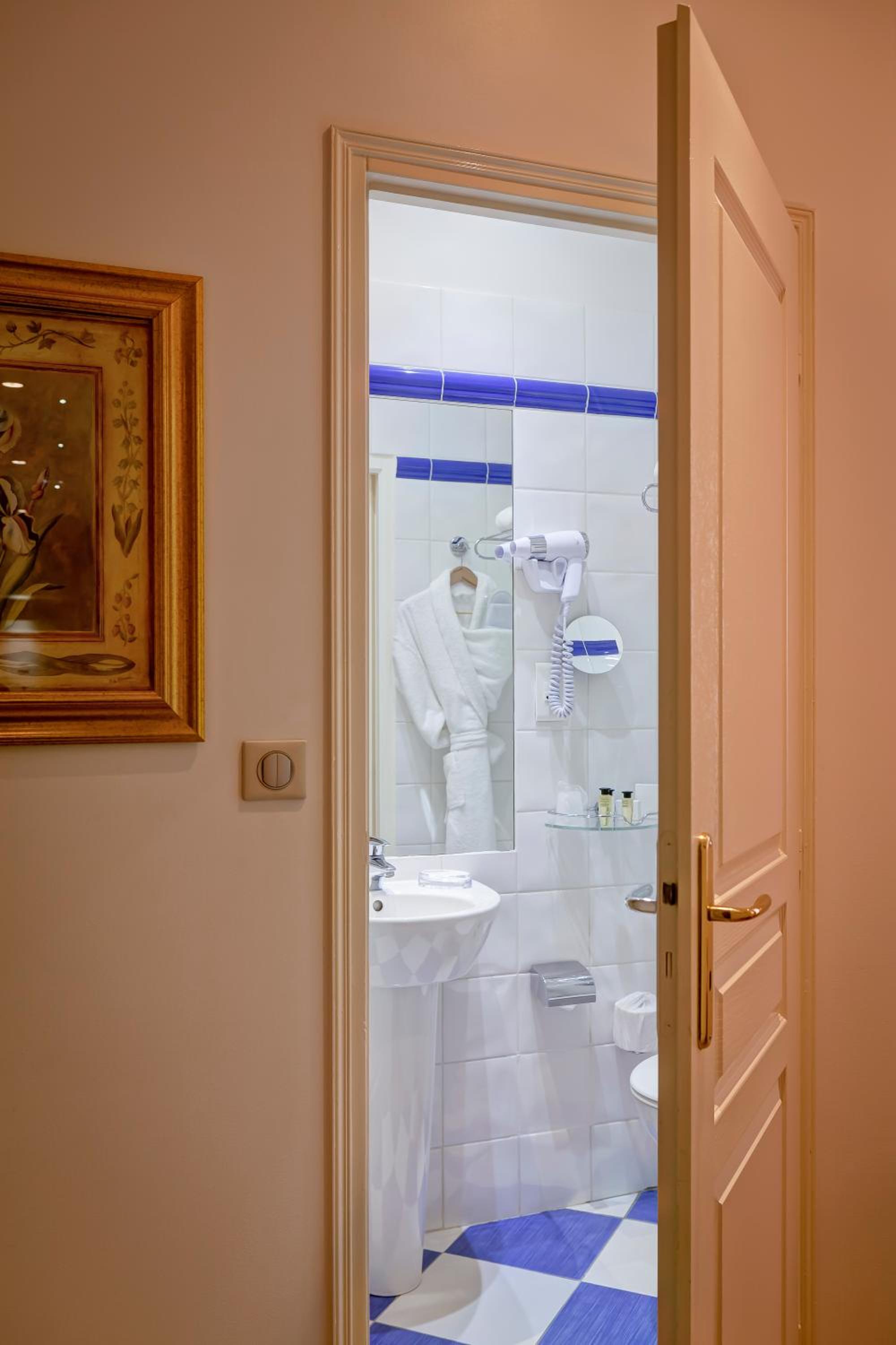 Single Room with Shower - Photo 5
