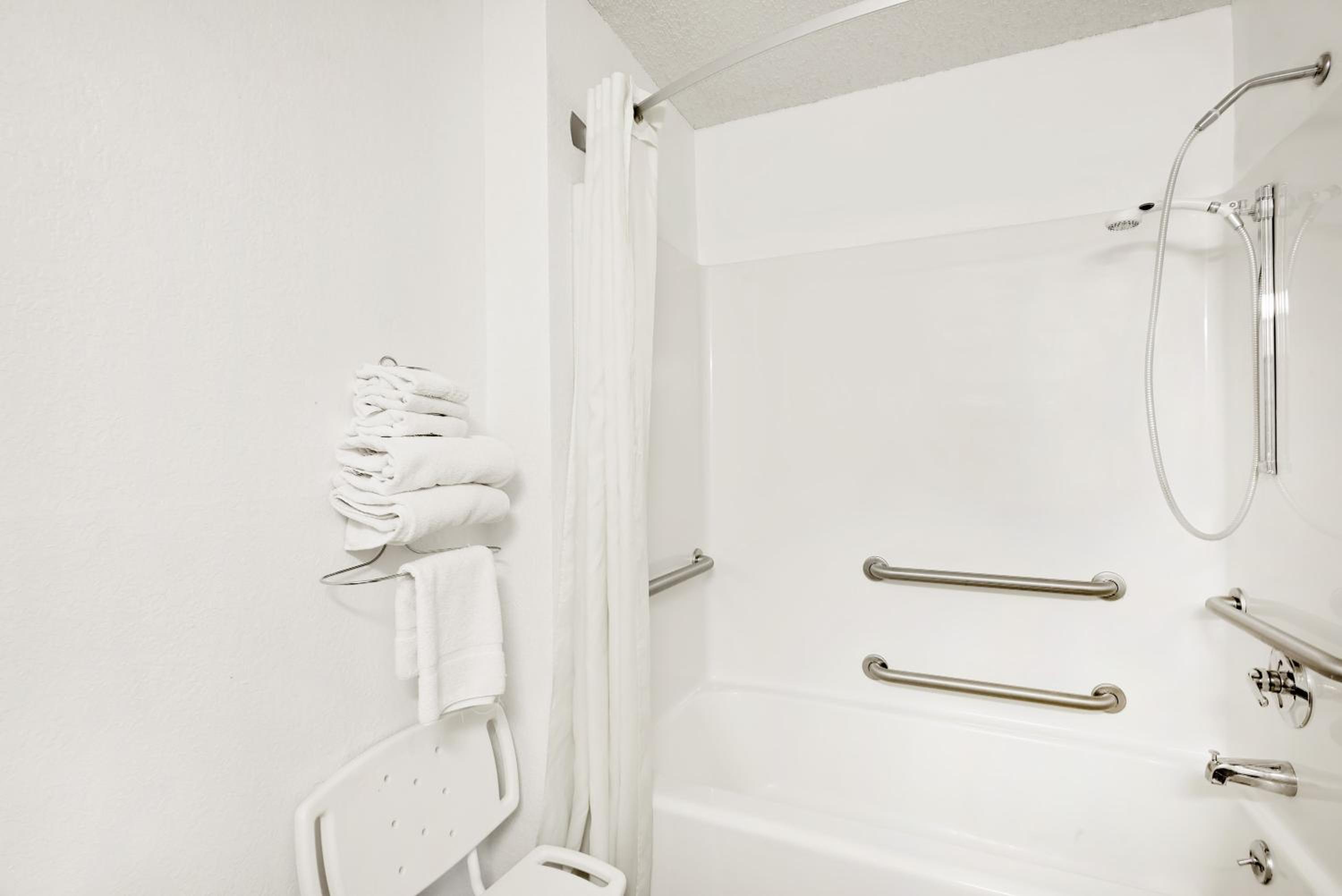 Double Room with Bath Tub - Mobility/Hearing Accessible - Non-Smoking - Photo 2
