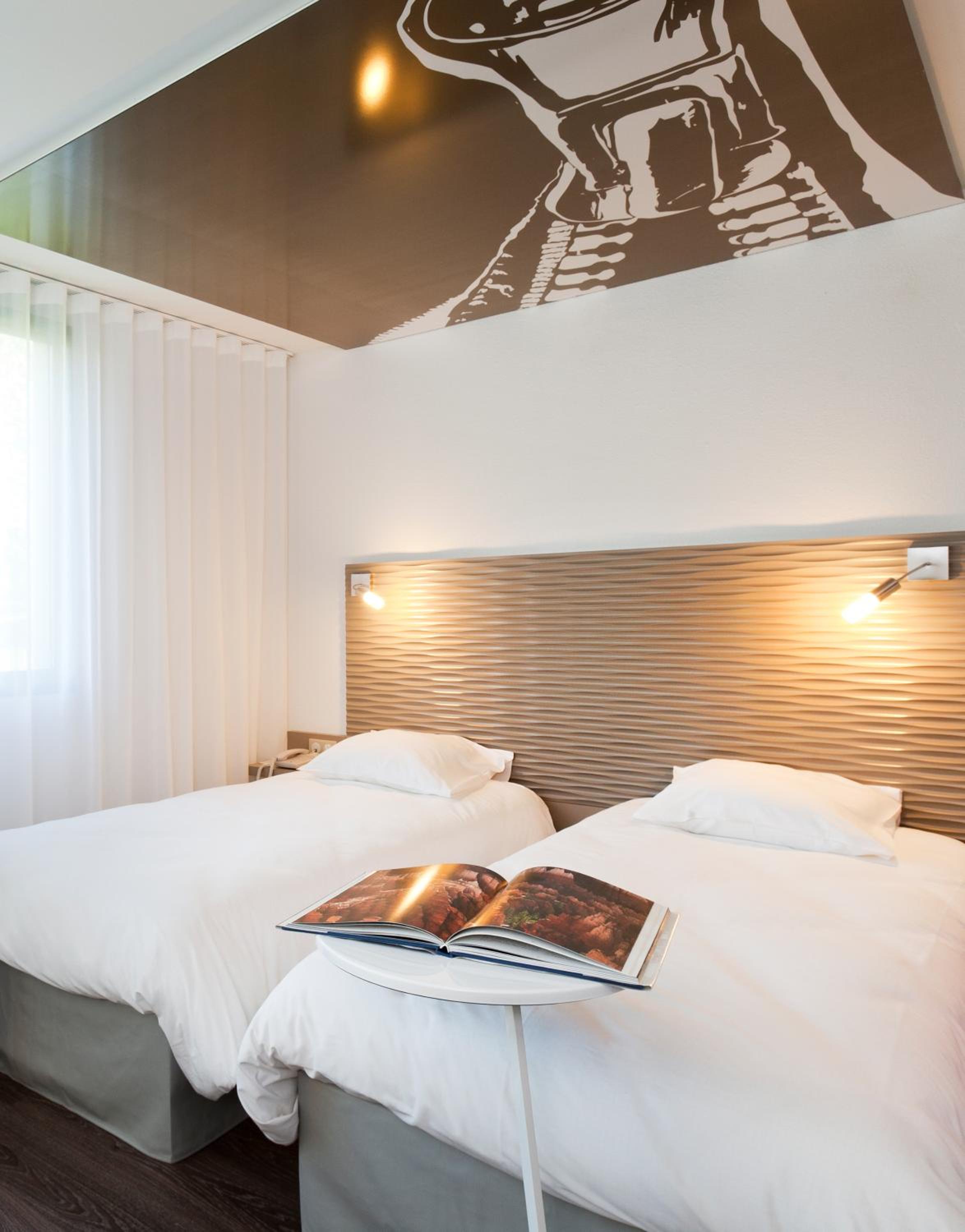 Standard Twin Room - Photo 4
