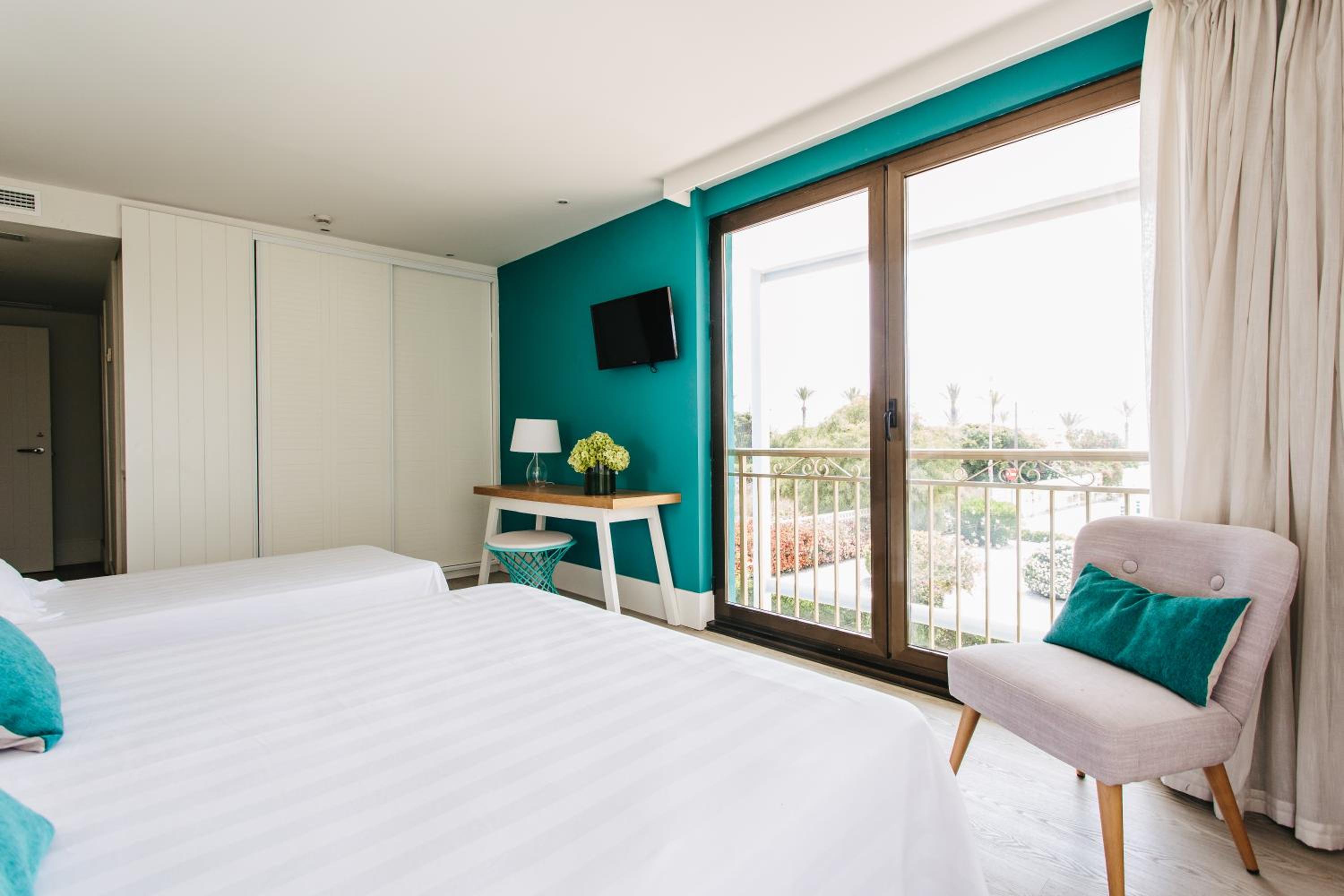 Superior Triple Room with Sea View - Photo 4