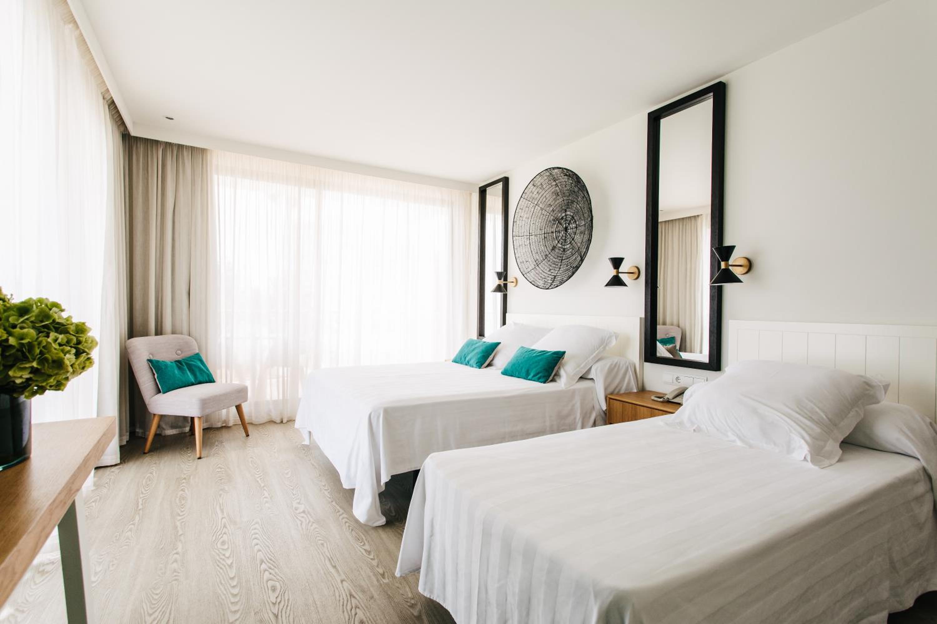 Superior Triple Room with Sea View - Photo 2
