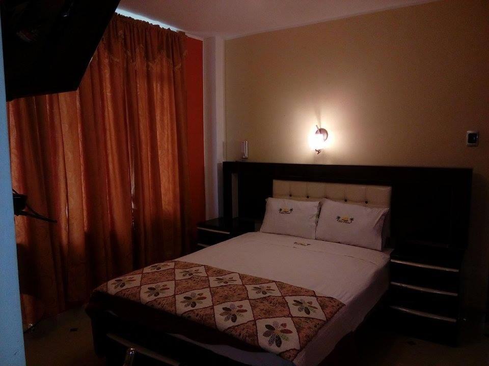 Queen Room photo 2
