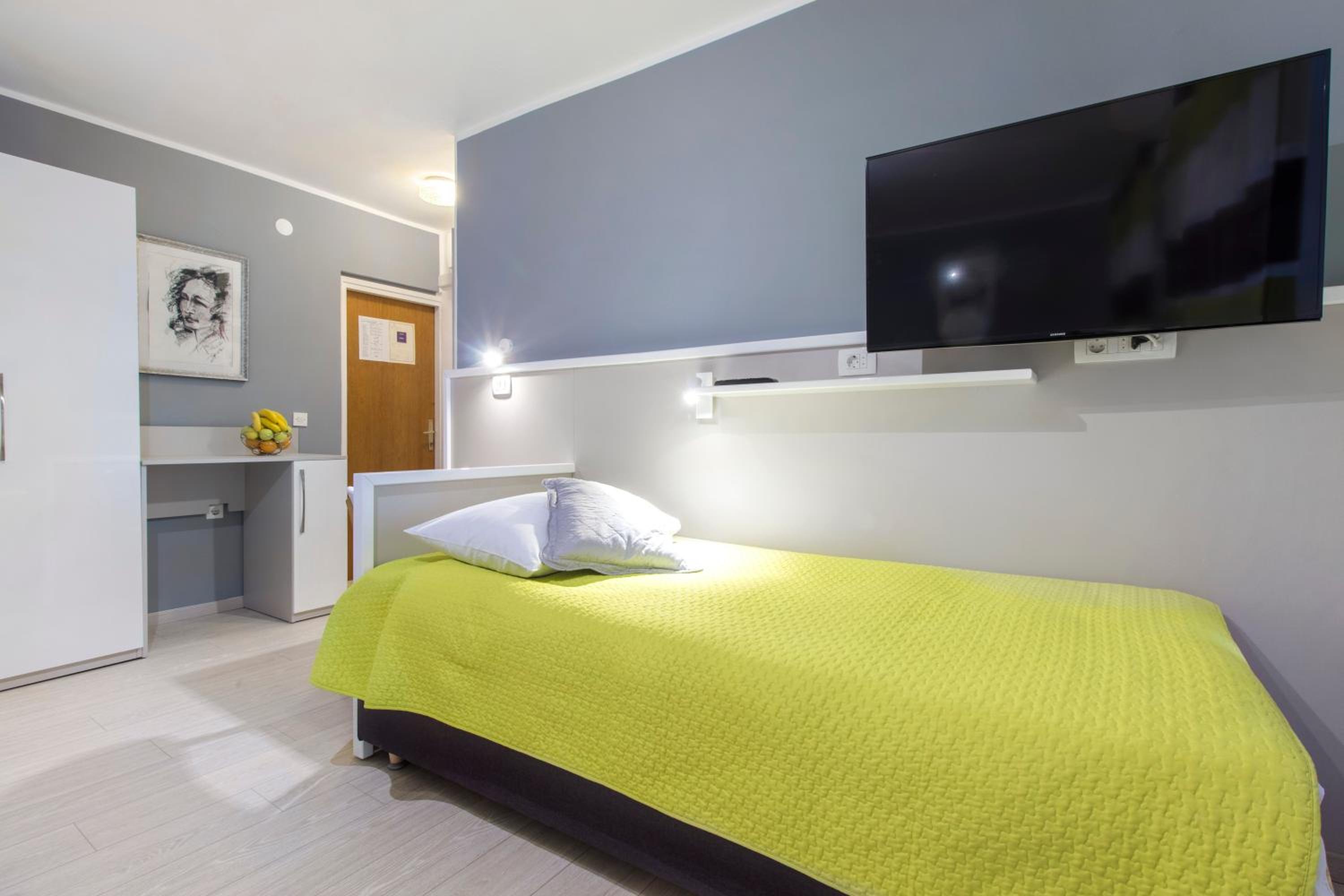 Triple Room - Photo 17