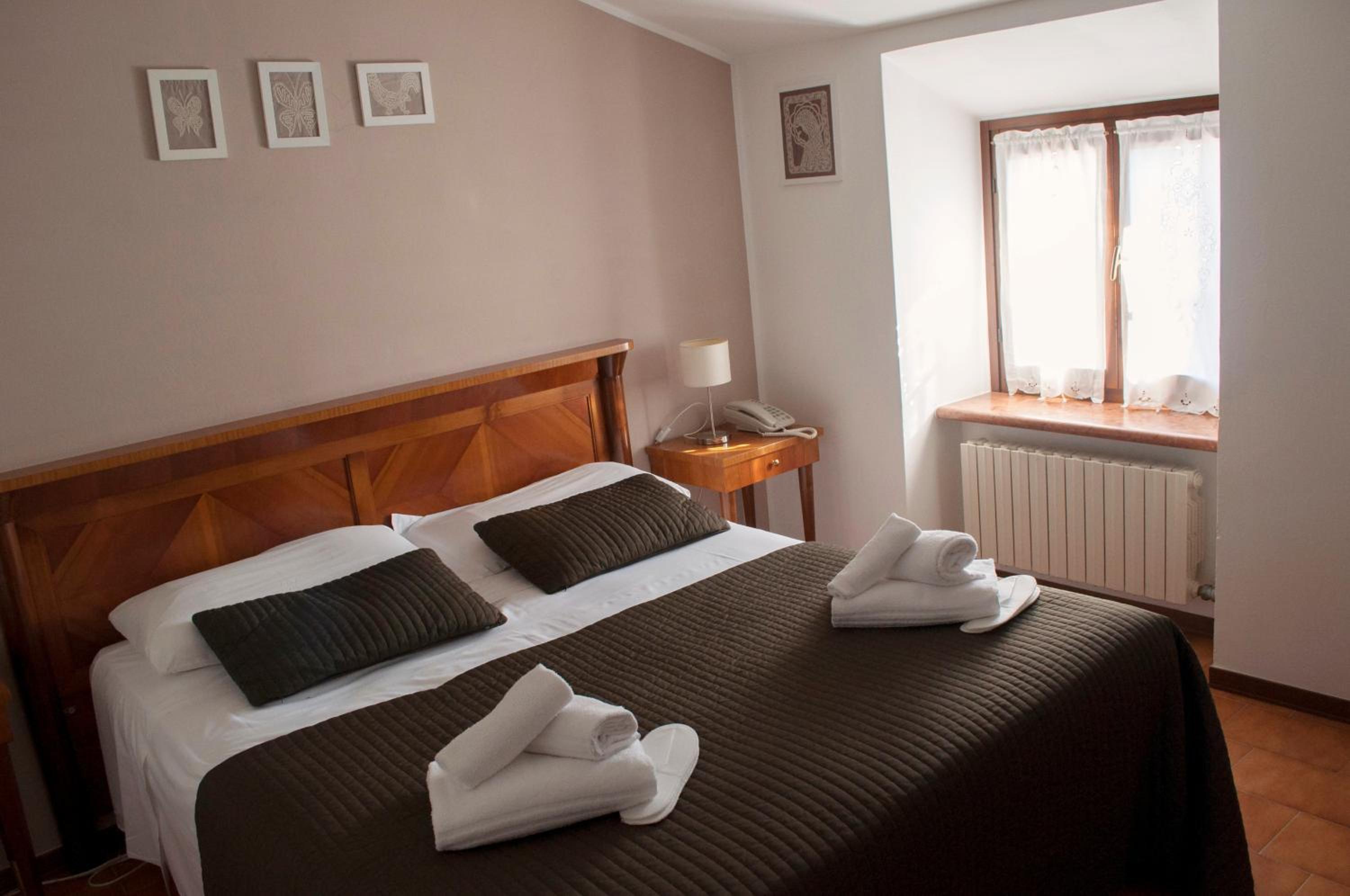 Double or Twin Room - Photo 8