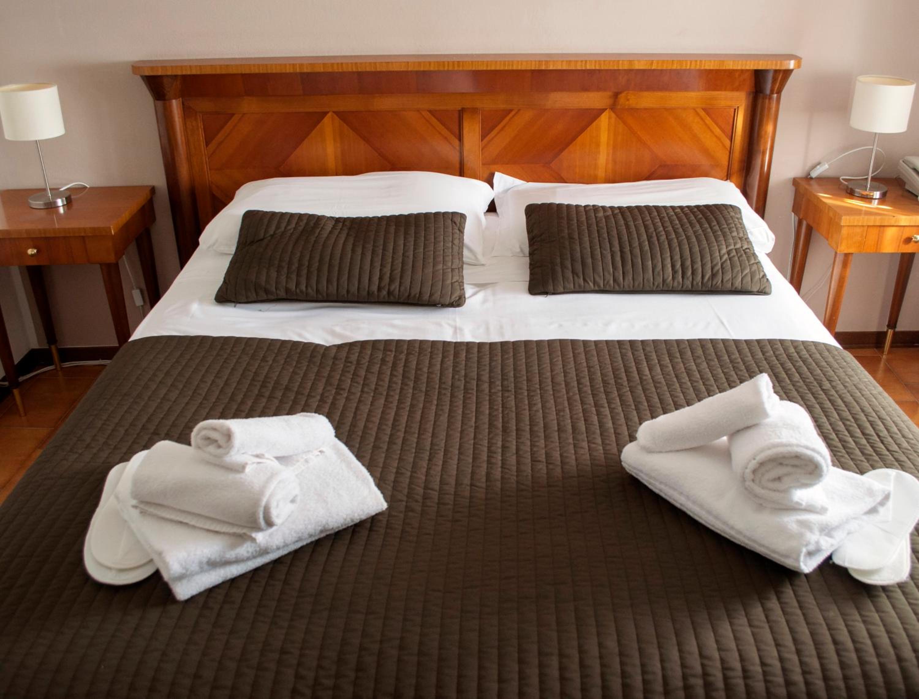 Double or Twin Room - Photo 11