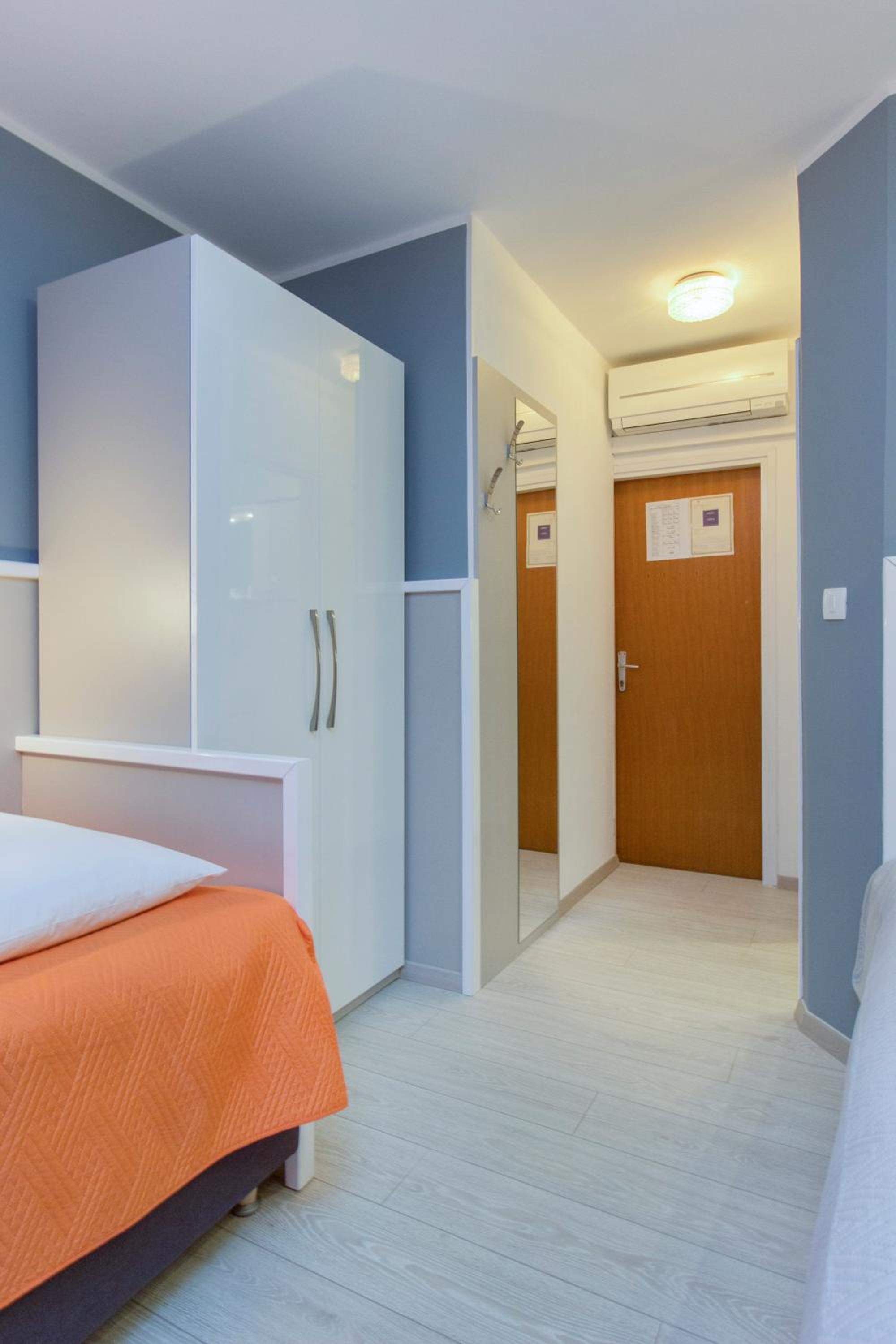 Studio Apartment - Photo 1