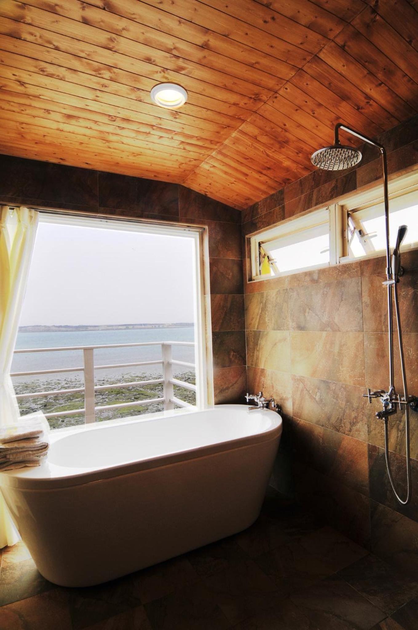Deluxe Double Room with Balcony and Sea View Second Floor - Photo 12