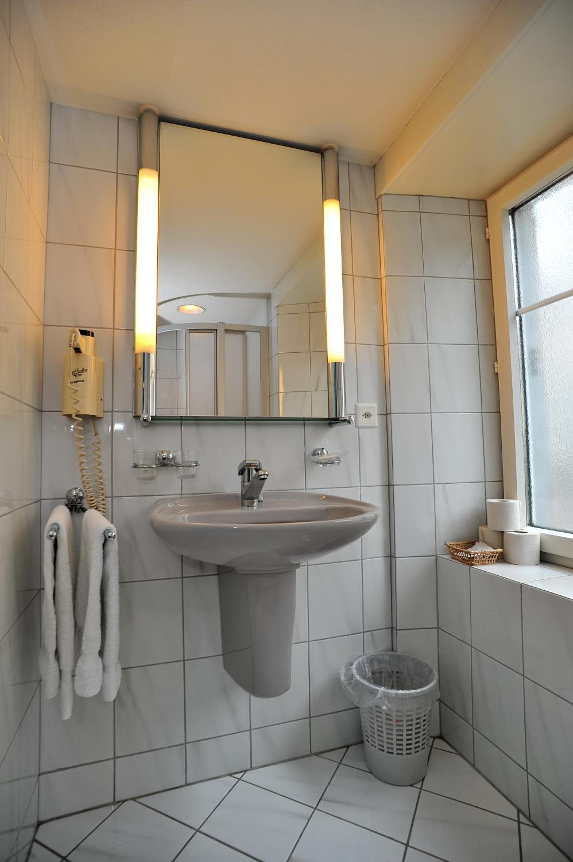 Deluxe Double or Twin Room - Photo 7