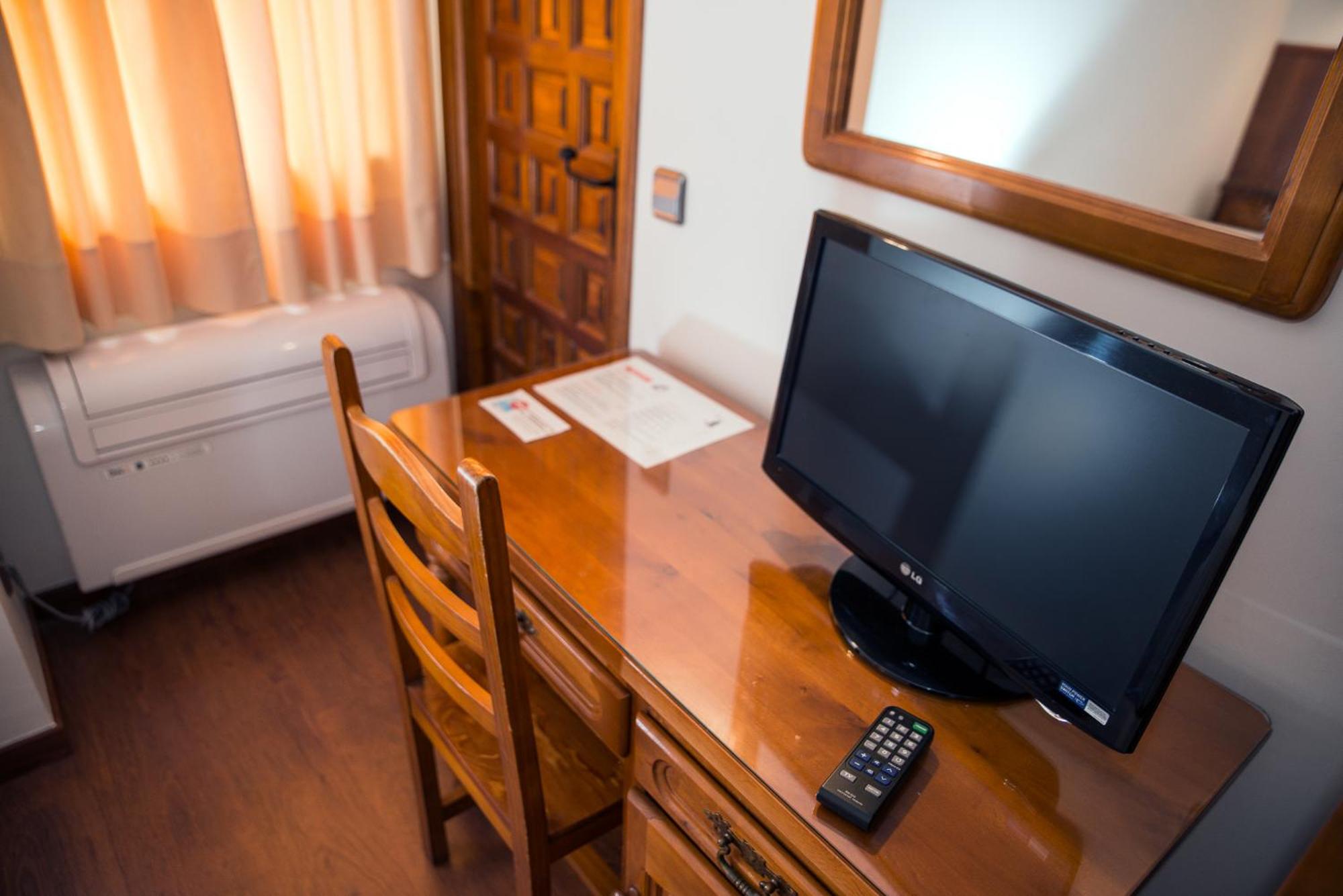 Classic Double or Twin Room - Photo 12