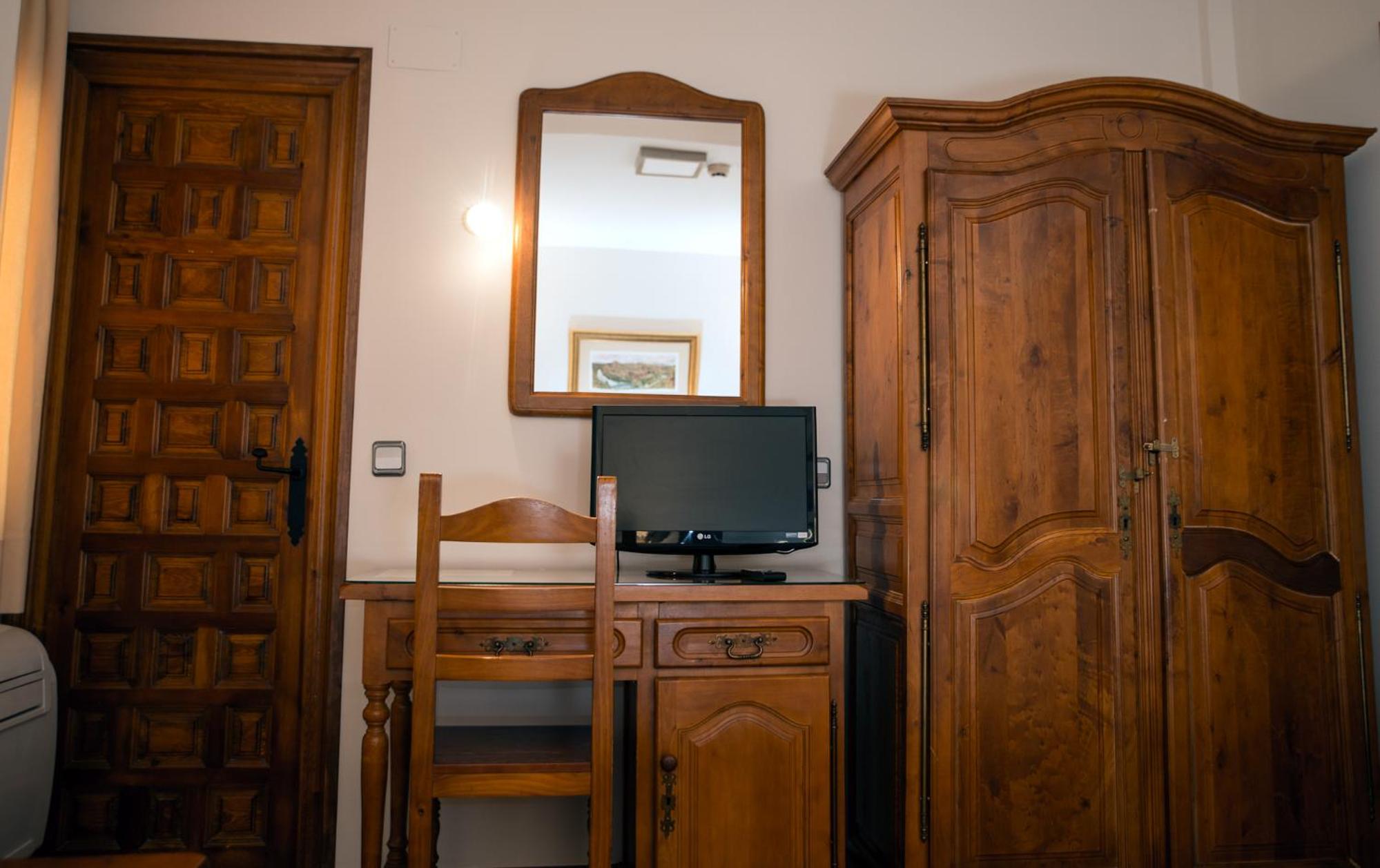 Classic Double or Twin Room - Photo 13
