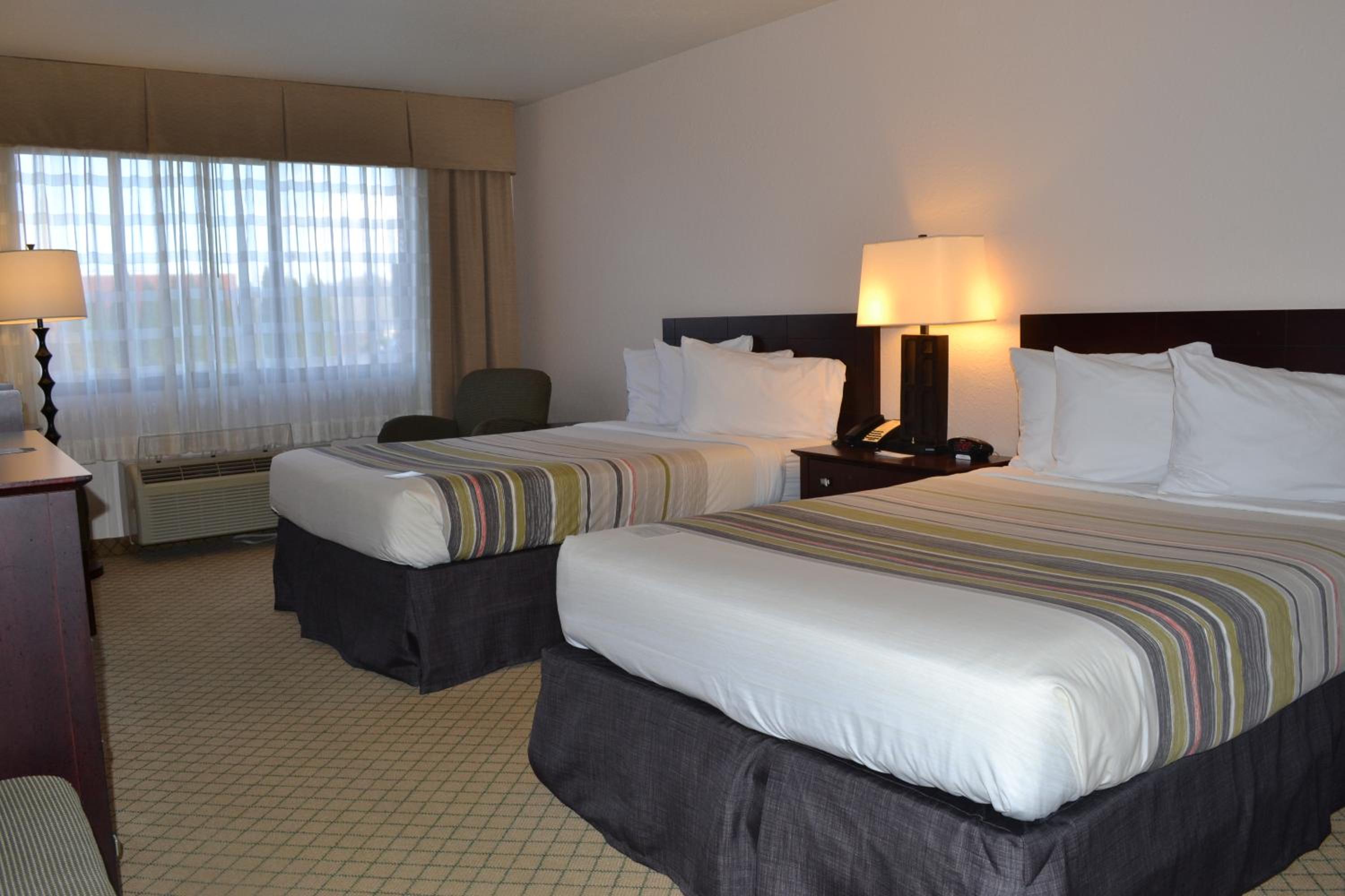 Double Room with Two Queen Beds - Non-Smoking - Photo 4