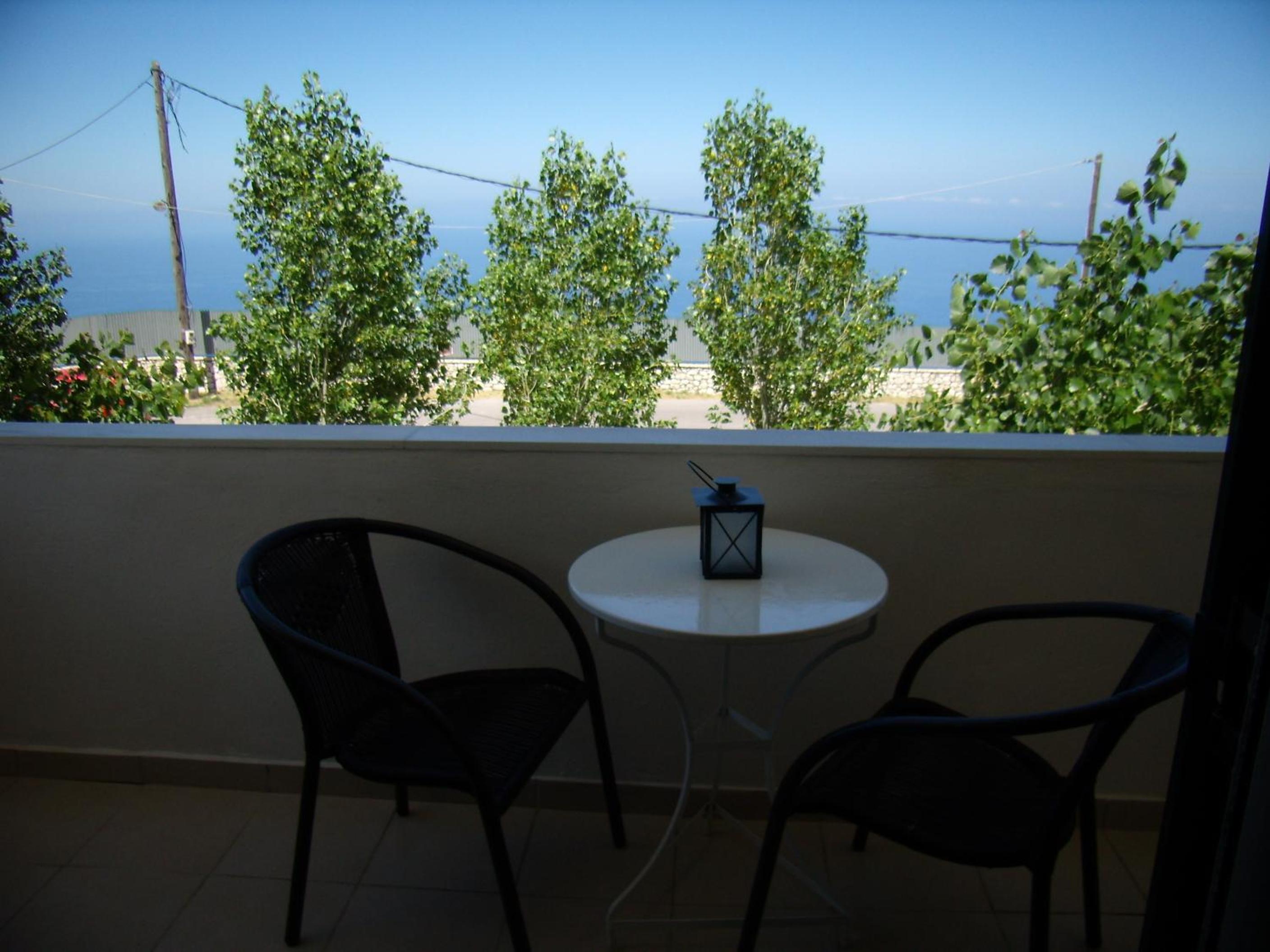 Double Room with Balcony and Sea View - Photo 4