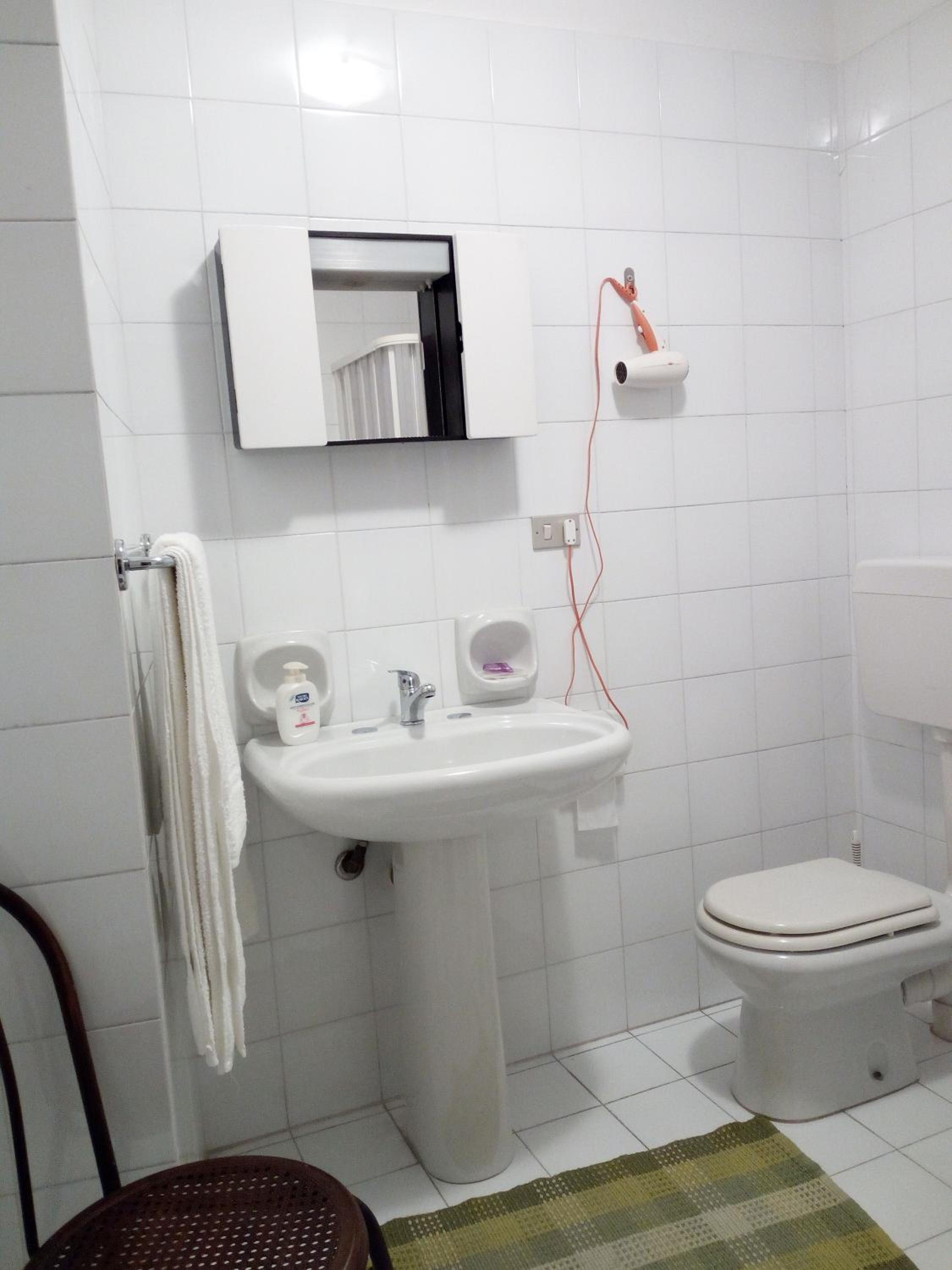 Double or Twin Room with Private Bathroom - Photo 9