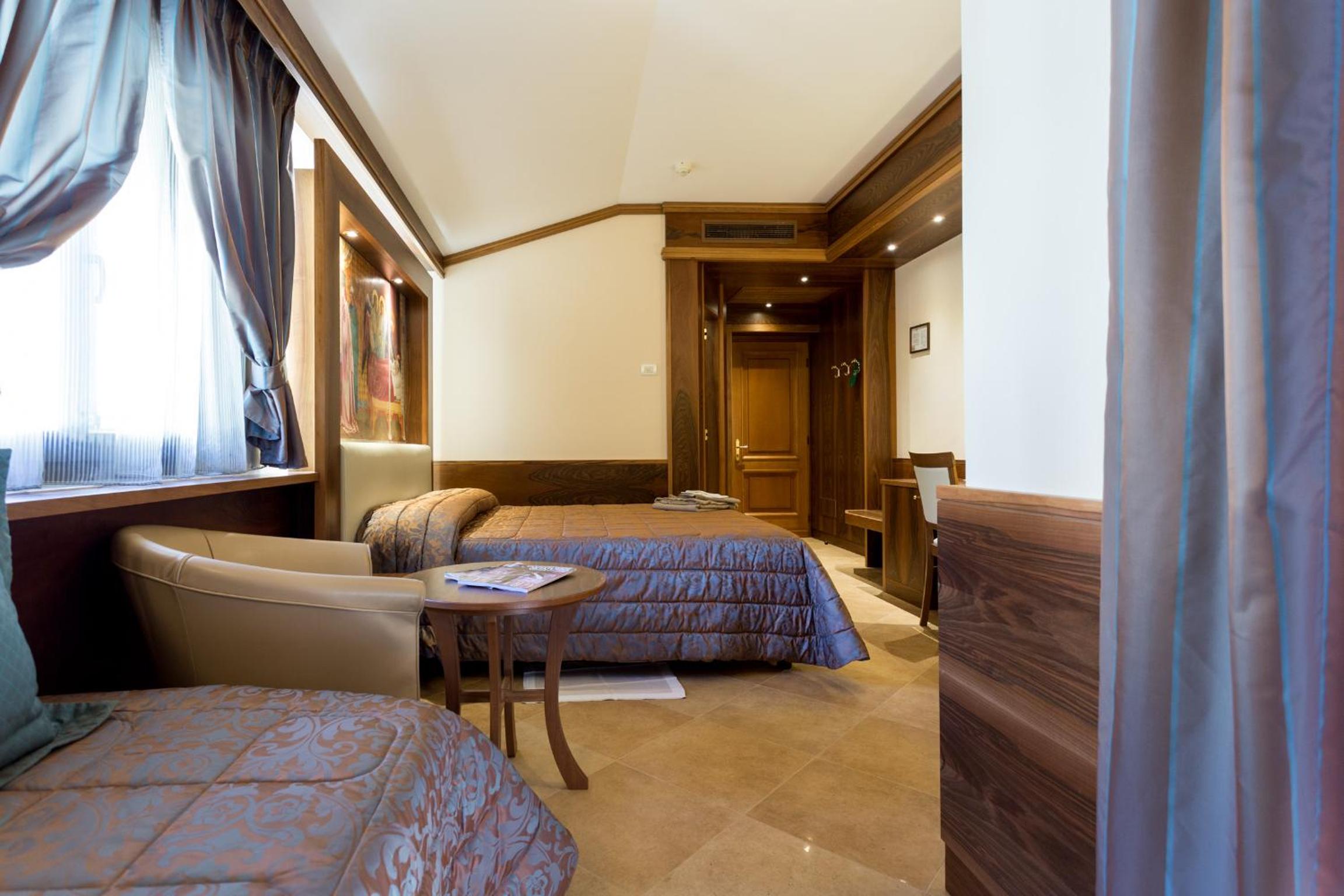 Superior Triple Room photo 3