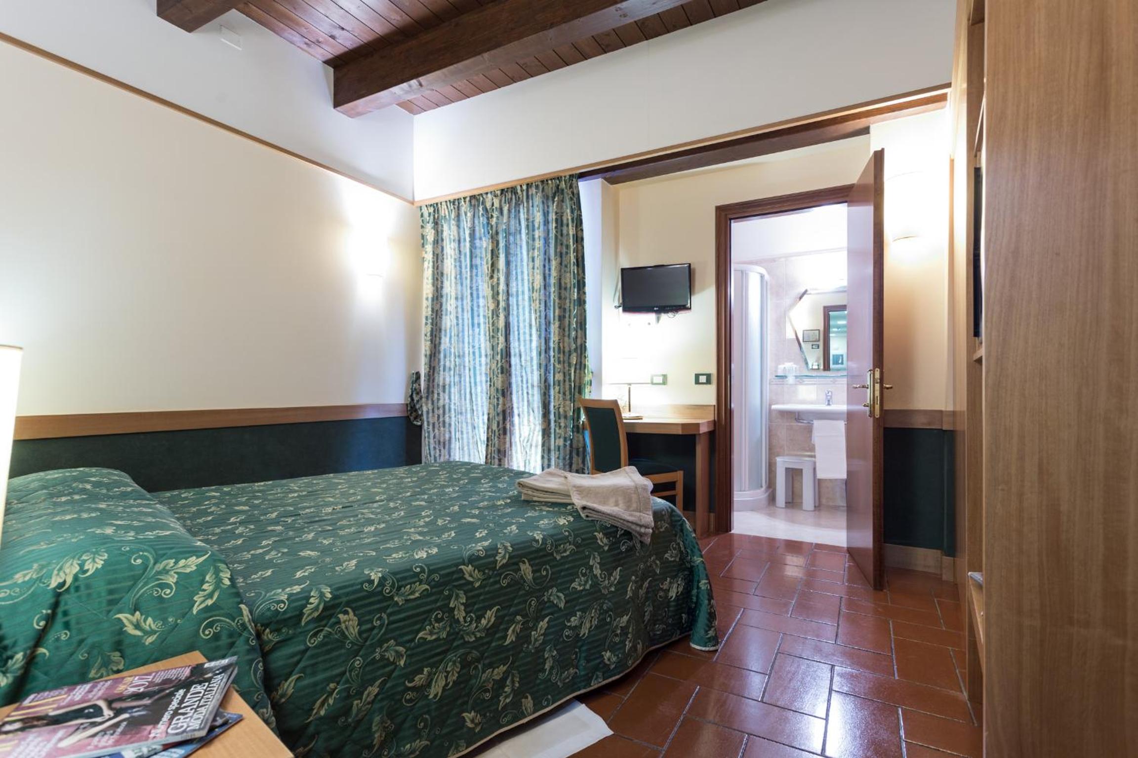 Standard Double Room - Photo 5