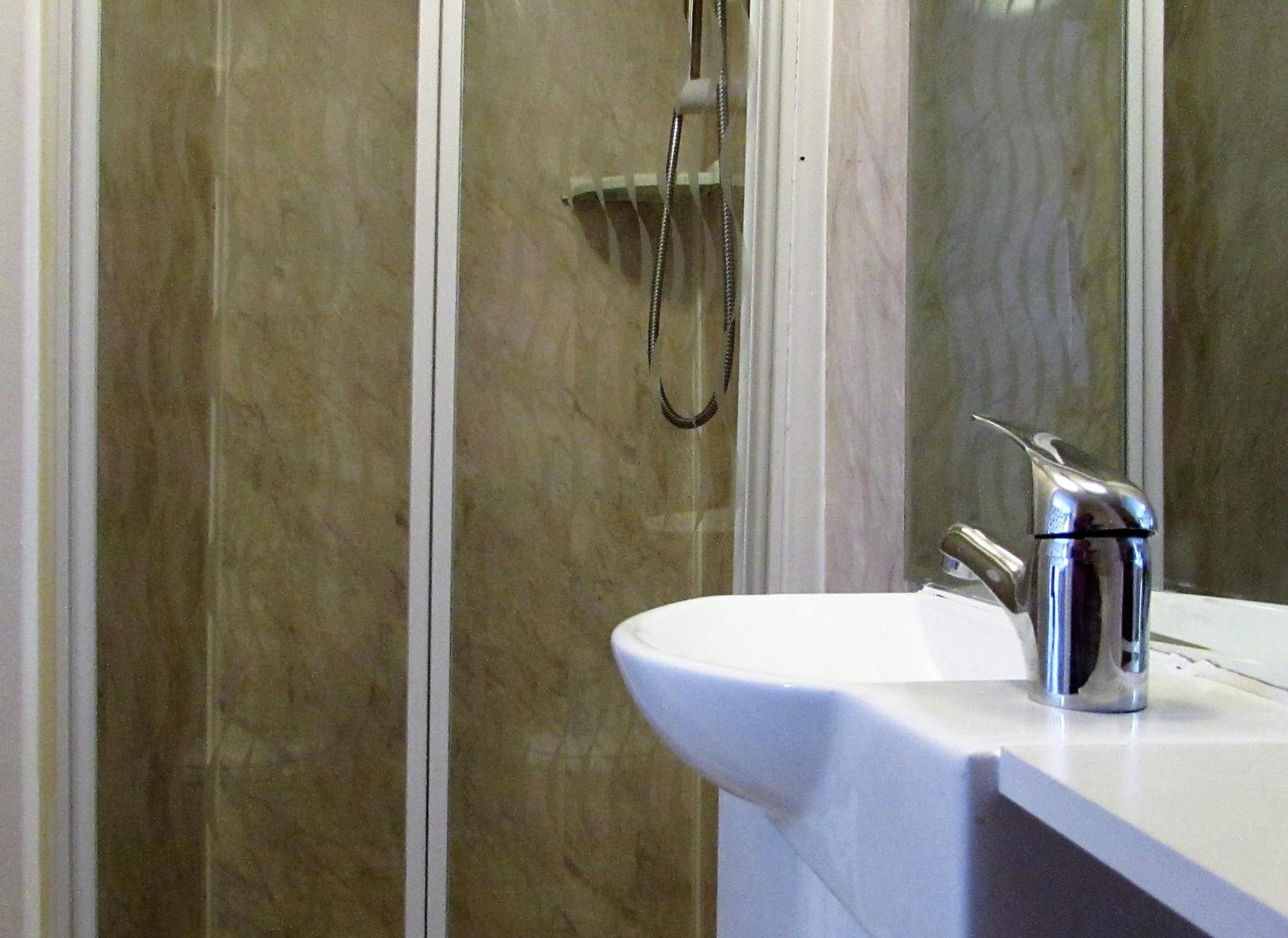 Deluxe Double Room with Shower - Photo 2