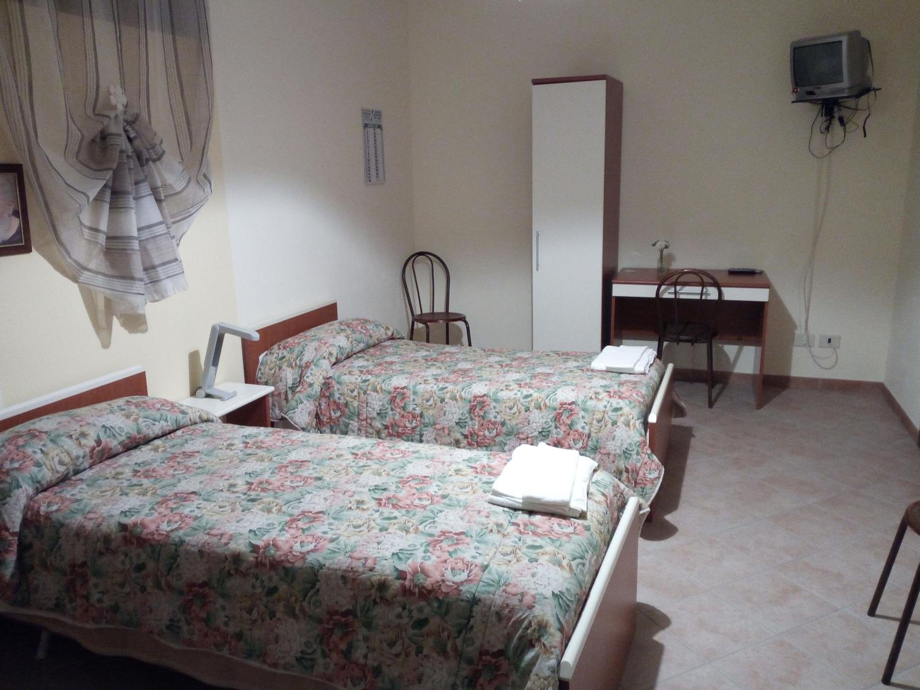 Double or Twin Room with Private Bathroom - Photo 10