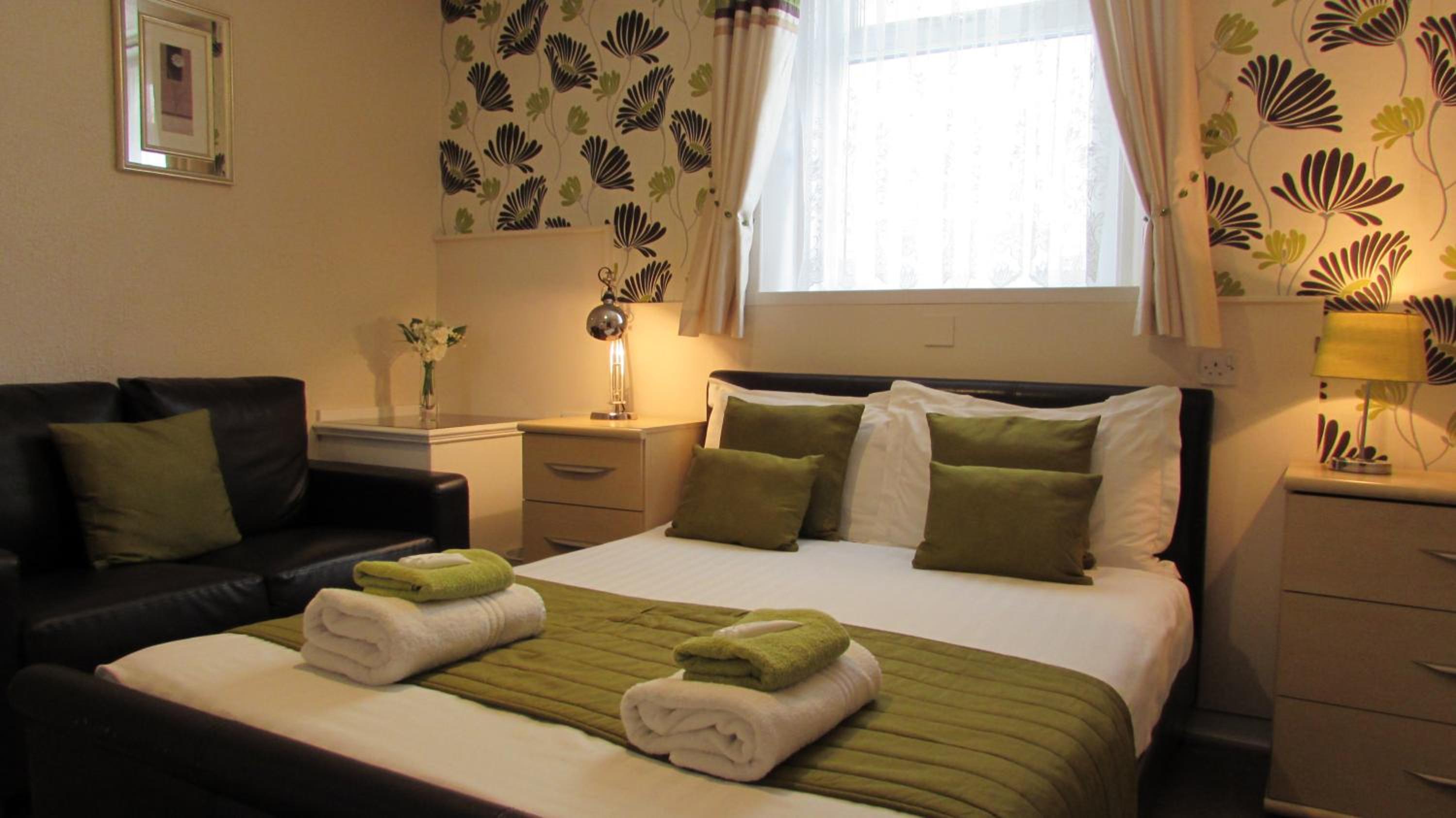 Deluxe Double Room with Shower - Photo 4