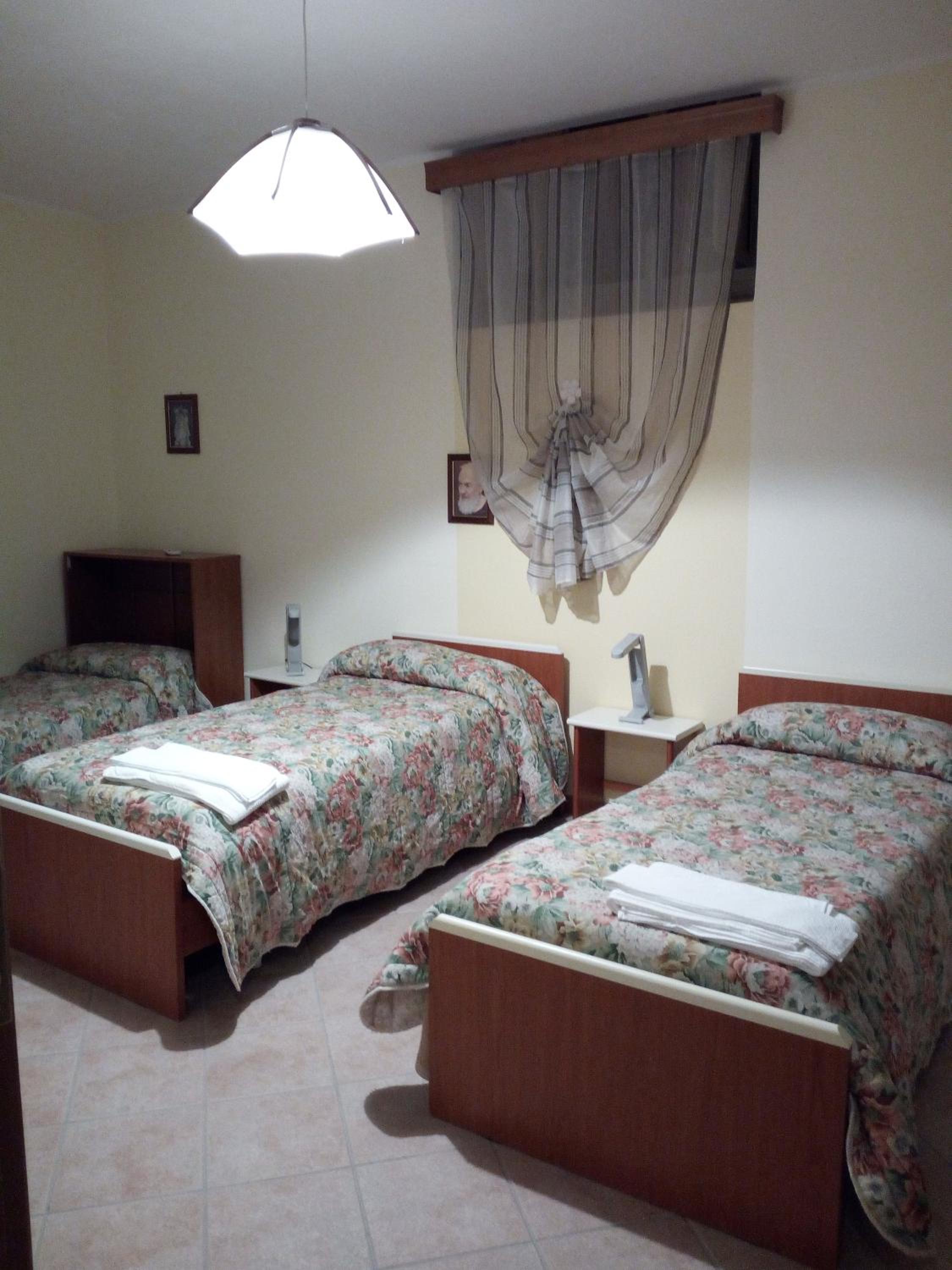 Double or Twin Room with Private Bathroom - Photo 11