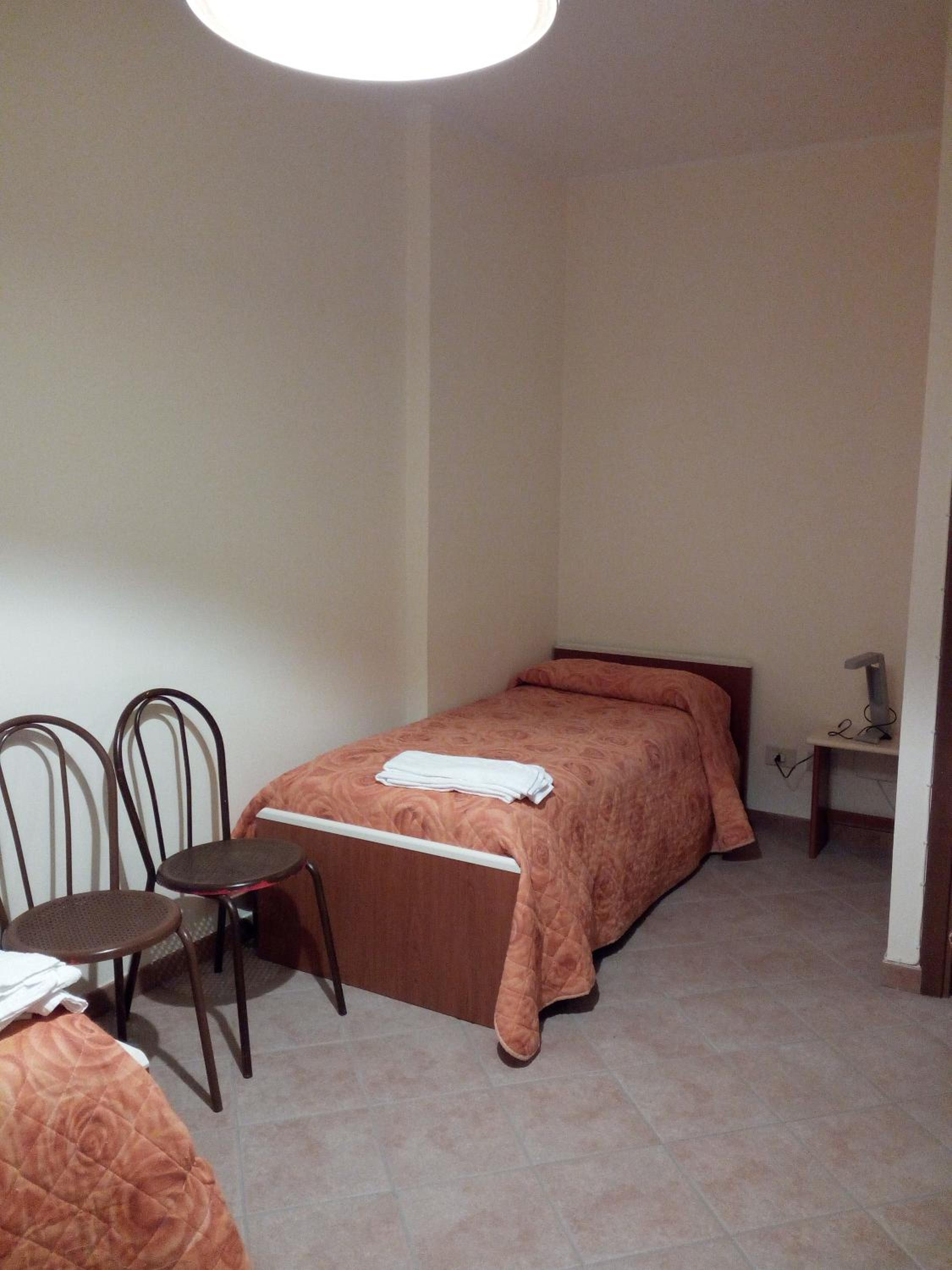 Double or Twin Room with Private Bathroom - Photo 12