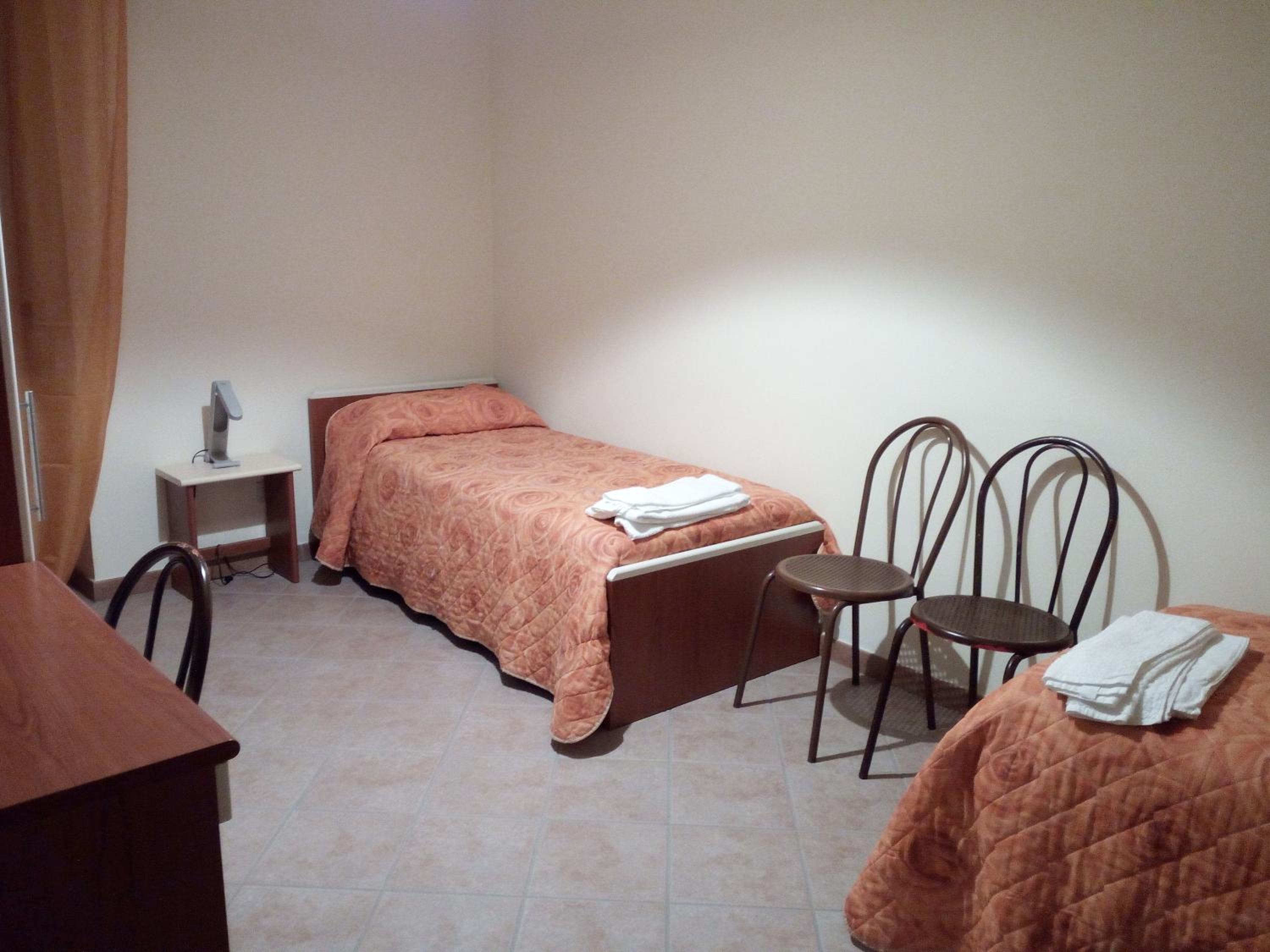 Double or Twin Room with Private Bathroom - Photo 14